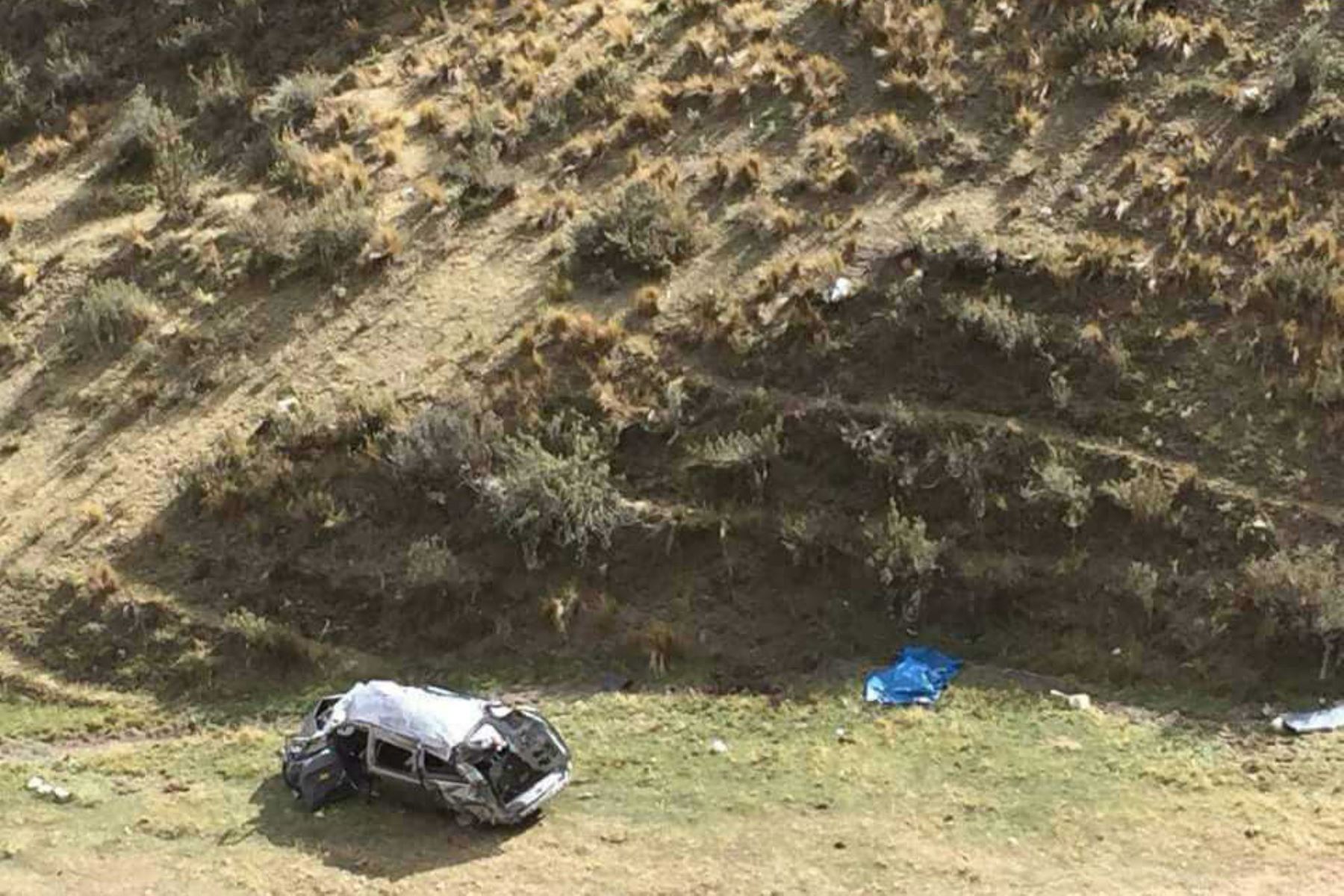 Tres personas fallecieron y otras cinco resultaron heridas de gravedad hoy tras el despiste y vuelco de una minivan a una pendiente de 150 metros de profundidad, en la vía que une las localidades turísticas de Huancaya y Vilca, en la provincia de Yauyos, región Lima, informaron fuentes locales.