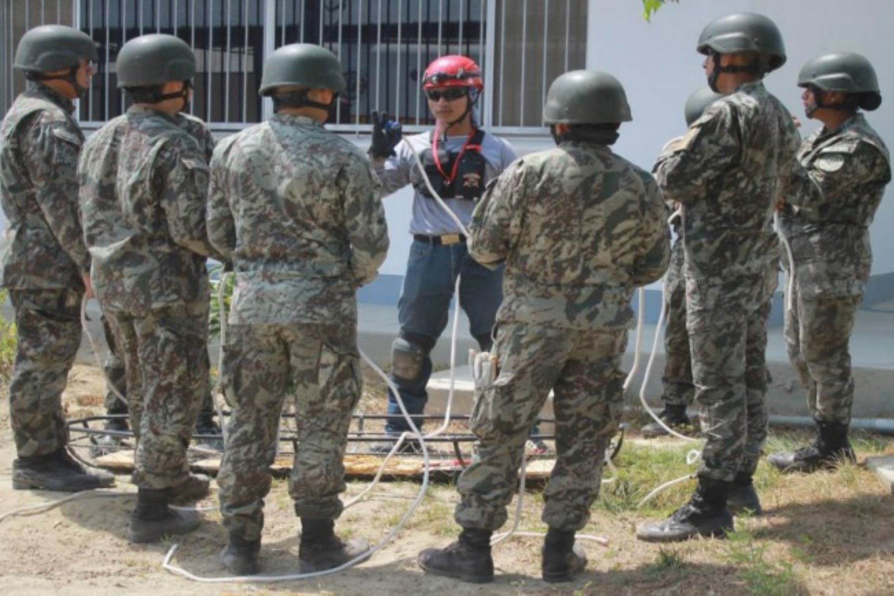 Personal de la Primera Brigada de Servicios del Cuartel del Ejército “Isaac Rodríguez”, ubicado en la ciudad de Piura, recibieron capacitación especializada para intervenir en auxilio de la población ante la ocurrencia de emergencias y desastres.
