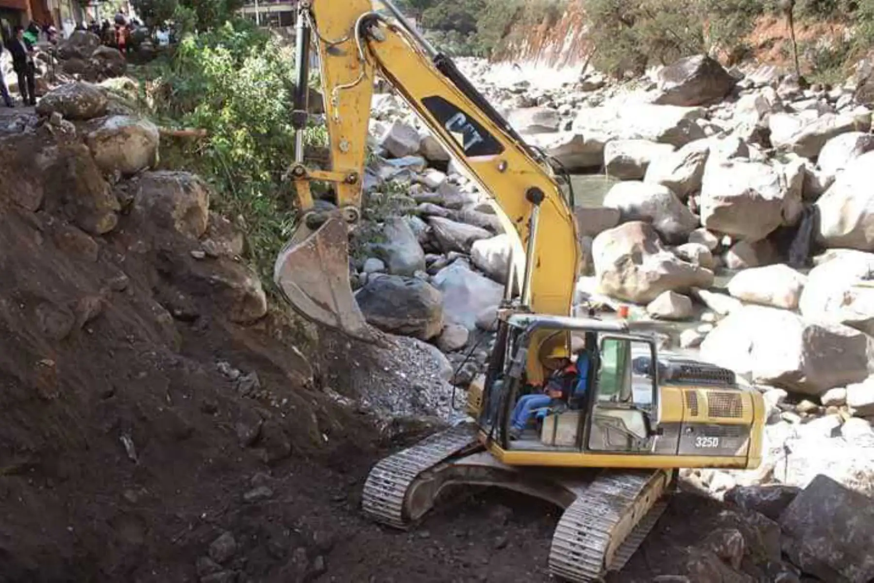 La Oficina de Gestión del Riesgo de Desastres de la Municipalidad Distrital de Machu Picchu inició trabajos de defensa ribereña y mitigación de riesgo en el río Vilcanota, al borde de la alameda Hermanos Ayar, que resultó socavado por el aumento del caudal del río y el tránsito constante de buses.