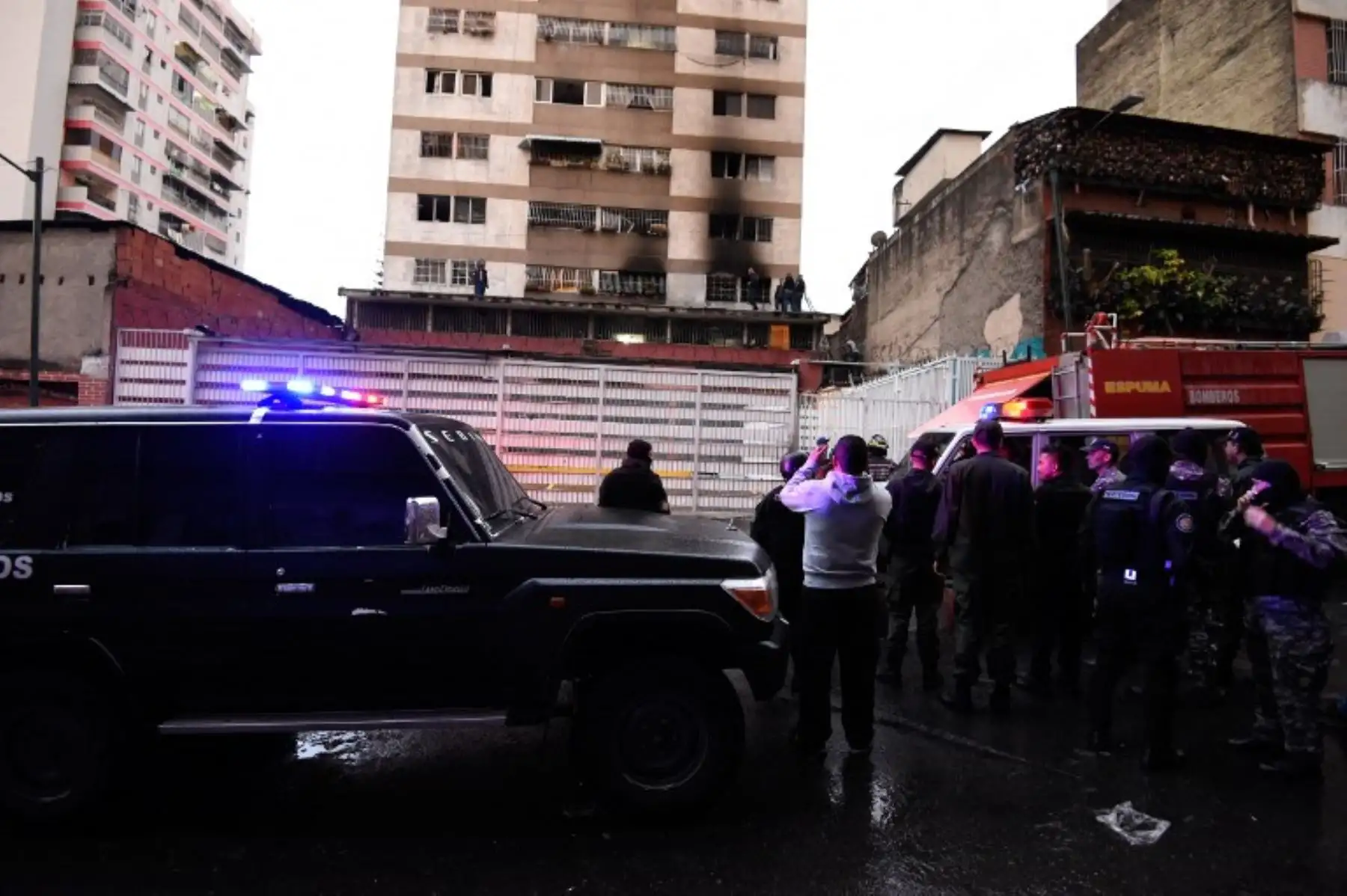 Fuerzas de seguridad y miembros del Servicio Bolivariano de Inteligencia Nacional registran un edificio cercano después de que se escuchara una explosión mientras el presidente venezolano, Nicolás Maduro, asistía a una ceremonia militar.Foto:AFP
