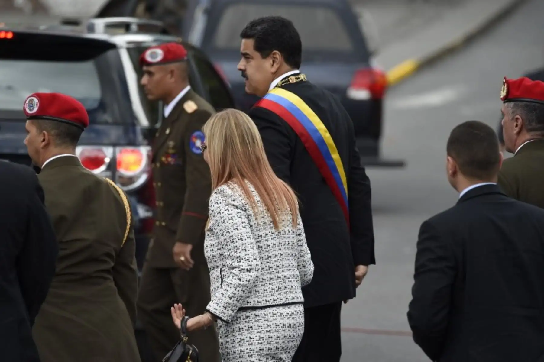 El presidente venezolano, Nicolás Maduro y su esposa, Cilia Flores, se retiran de la ceremonia, después de un "ataque" de drones explosivos durante una ceremonia de la  celebración del 81 aniversario de la Guardia Nacional .Foto:AFP