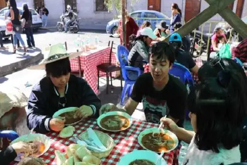 En el Festival del Adobo Cameyno, que se realizó en la víspera, se vendieron  más de 5,000 platos de este plato tradicional de la gastronomía de Arequipa, que se consume los domingos por la mañana, y que fue degustado por los turistas nacionales y extranjeros.