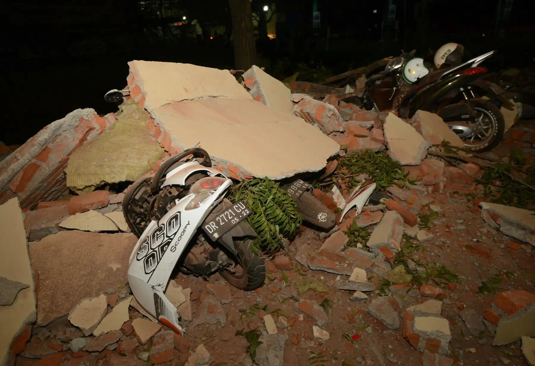 Las bicicletas se ven cubiertas de escombros en un centro comercial en la capital de Bali, Denpasar, el 5 de agosto de 2018, después de que un gran terremoto sacudiera la isla vecina de Lombok.