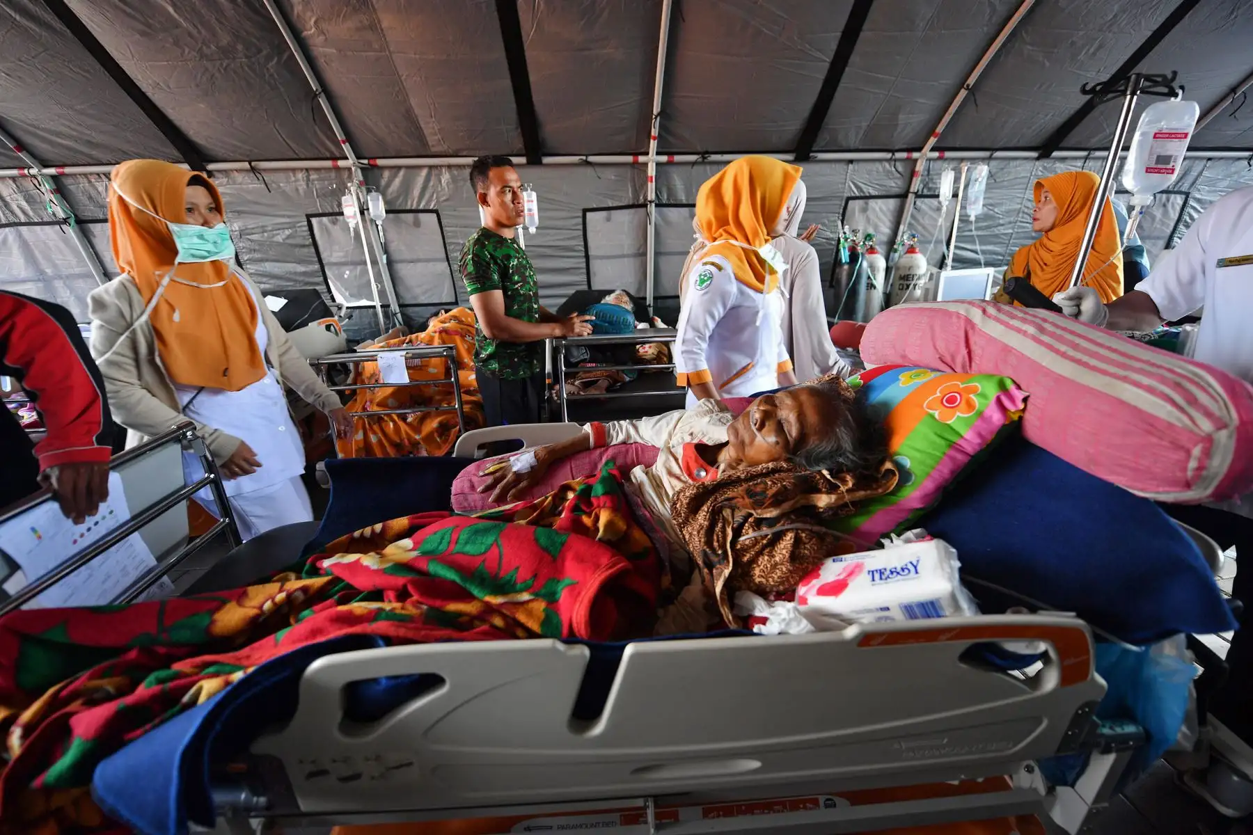 Los pacientes reciben ayuda médica en un pabellón improvisado establecido fuera del Moh. El hospital de Ruslan en Mataram en la isla indonesia de Lombok el 6 de agosto de 2018, la mañana después de una magnitud de 6.9 golpeó el área. AFP