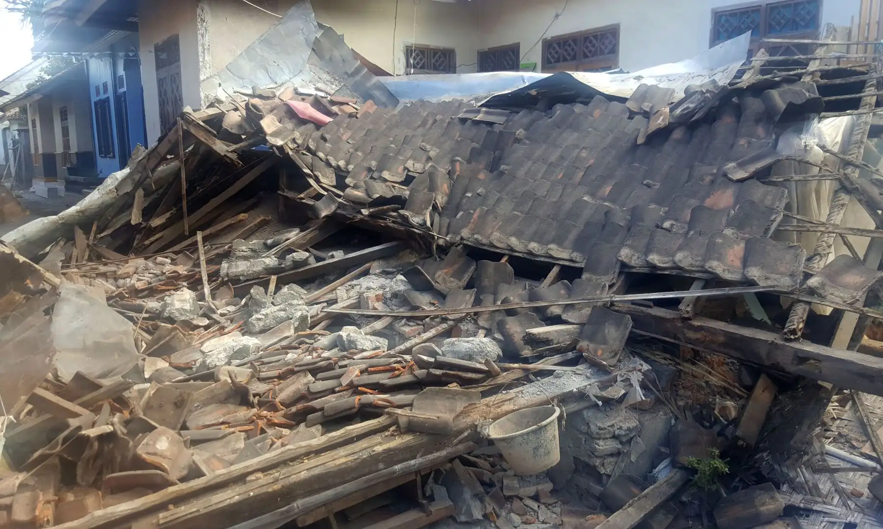Una casa derrumbada se ve en la aldea de Batuyang en Lombok el 6 de agosto de 2018, un día después de que un terremoto de 6,9 grados de magnitud sacudiera la zona. AFP