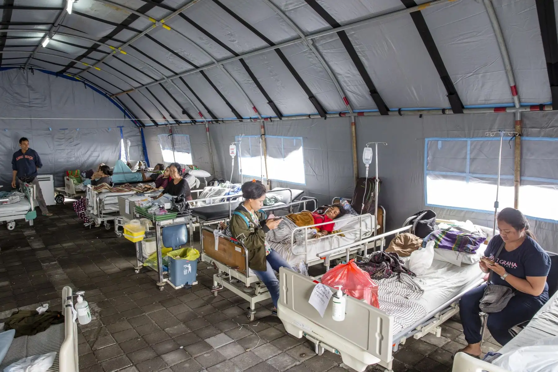 Los pacientes del hospital son trasladados a una carpa de emergencia fuera del edificio de un hospital después de un terremoto en Denpasar, Bali, Indonesia, el 6 de agosto de 2018. Según informes de los medios, un terremoto de magnitud 7.0 golpeó la isla indonesia de Lombok el 05 de agosto y mató al menos a 82 personas.  EFE