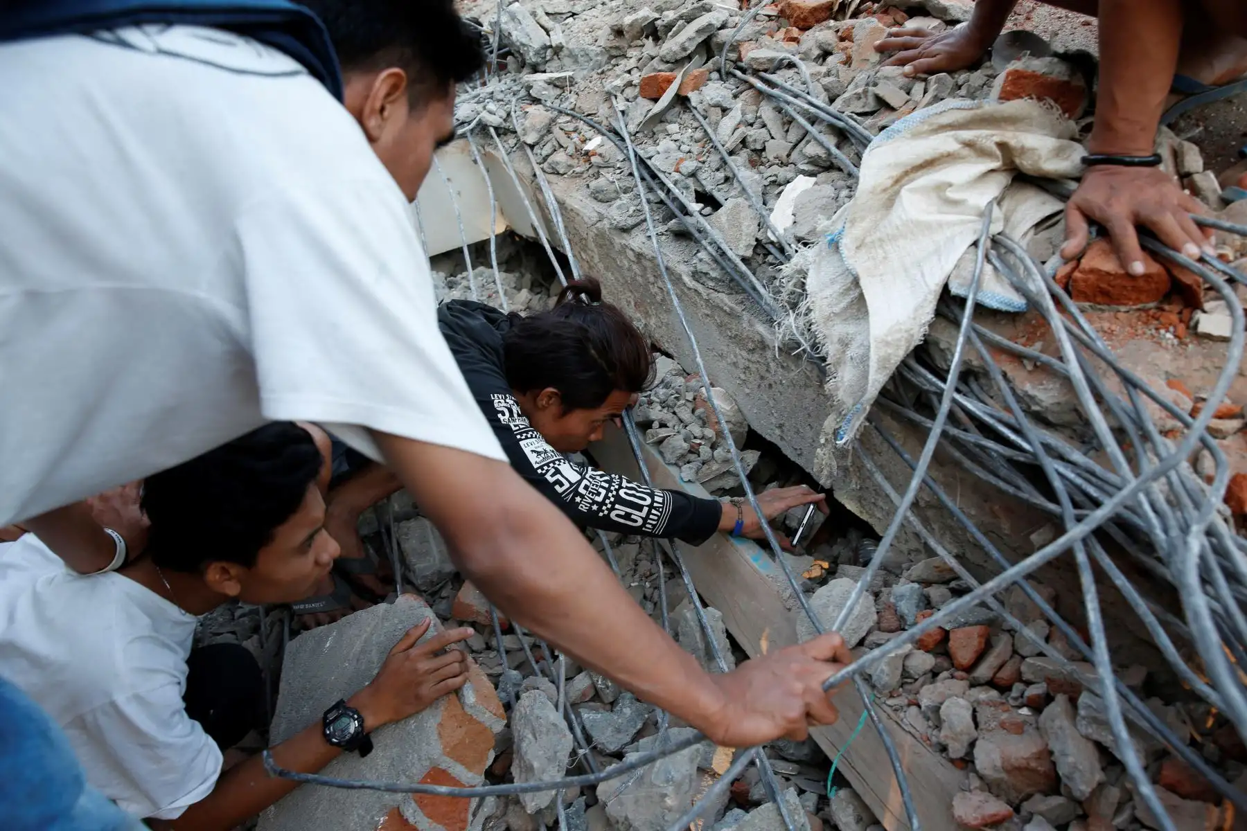 Residentes buscan supervivientes entre los escombros en Lombok (Indonesia) hoy, 6 de agosto de 2018, tras el terremoto de magnitud 6,9 que sacudió la noche del domingo. Al menos 91 personas han muerto y 209 han resultado heridas en el sismo. EFE