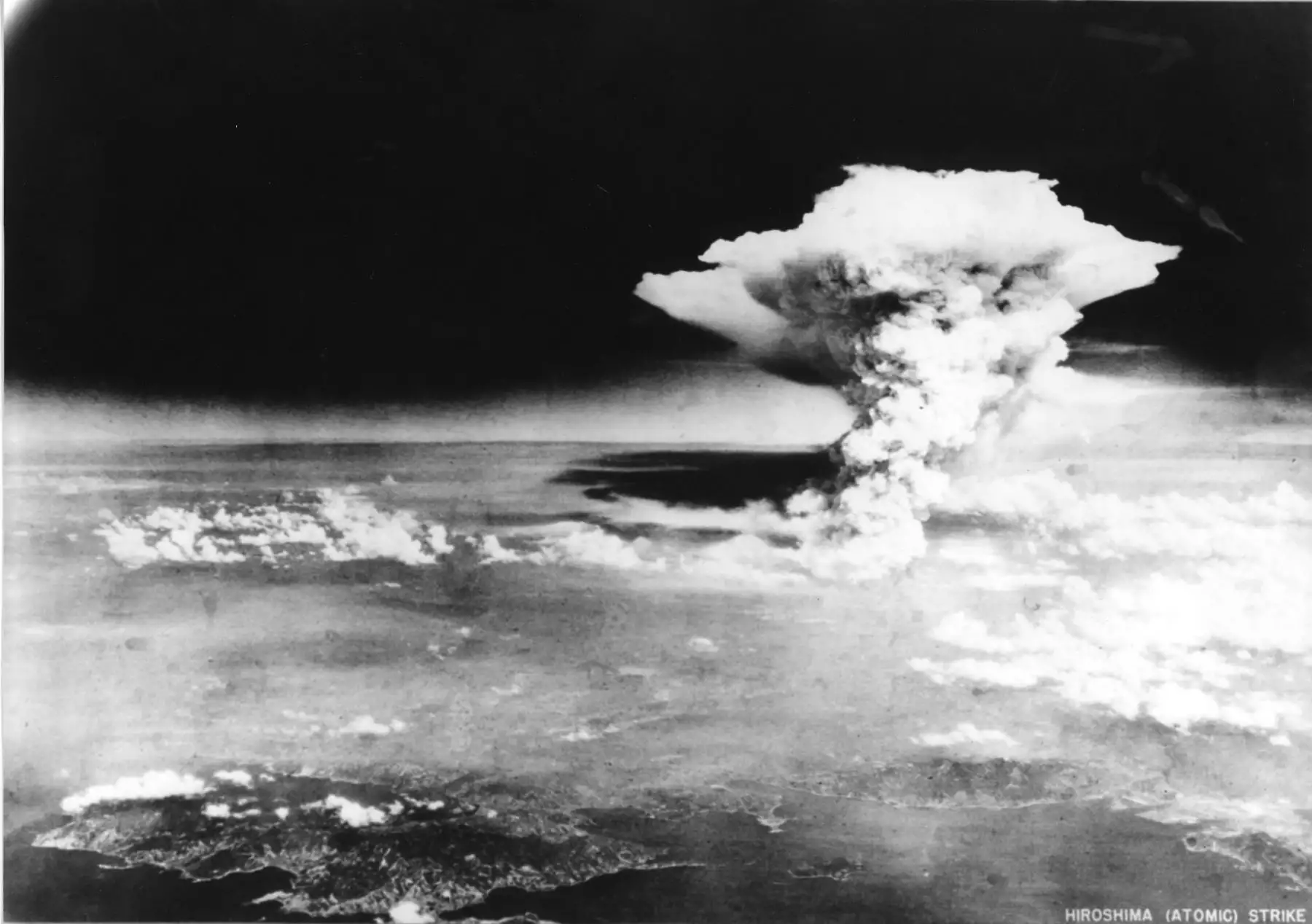 Esta foto del folleto tomada el 6 de agosto de 1945 por el Ejército de los EE. UU. Y liberada del Museo Conmemorativo de la Paz de Hiroshima muestra una nube de hongo de la bomba atómica arrojada por el bombardero B-29 Enola Gay sobre la ciudad de Hiroshima. Los cuerpos chamuscados se balancearon en las aguas salobres que fluyeron a través de Hiroshima hace 73 años esta semana, después de que una ciudad japonesa alguna vez vibrante fue consumida por el calor abrasador del primer ataque nuclear del mundo. Se