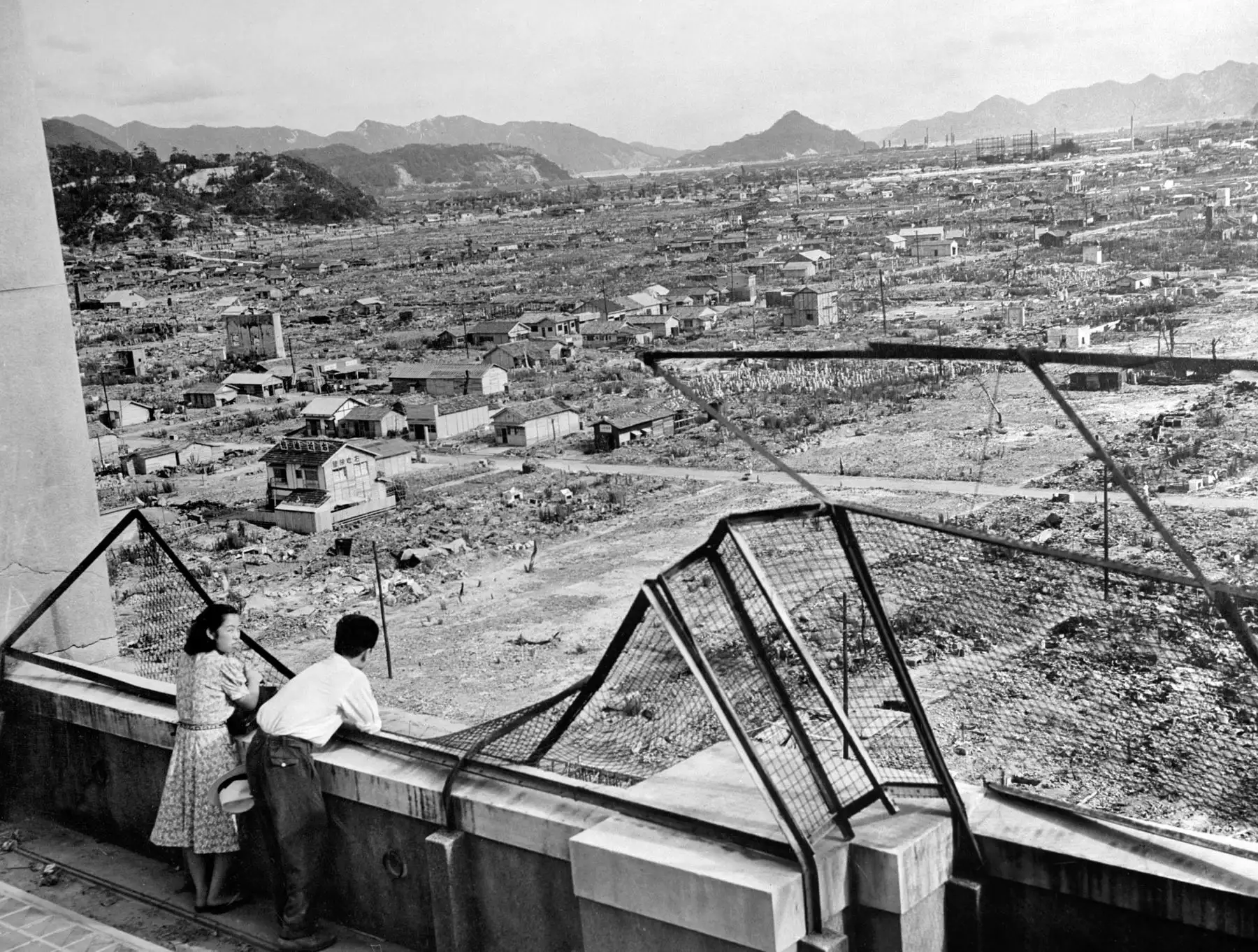 (ARCHIVO) Foto tomada en 1948, que muestra un aspecto de la devastada ciudad de Hiroshima en Japón, tres años después de arrojada la primera bomba atómica sobre una población. El 6 de agosto de 1945, a las 08h15, en una hora de intenso movimiento en la ciudad, el bombardero B29 de la Fuerza Aérea de los Estados Unidos, lanzó la bomba sobre la ciudad. Actualmente, capital mundial del pacifismo, la ciudad de Hiroshima en el sur de Japón, recuerda la próxima semana el dÌa en el que el planeta entró en la era n