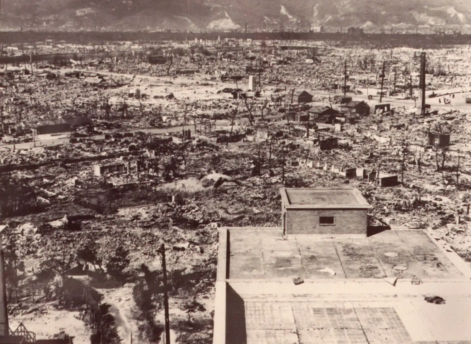 Una foto de archivo con fecha de 1945 de la devastada ciudad de Hiroshima después de la caída de la primera bomba atómica por la Fuerza Aérea de los Estados Unidos B-29, el 6 de agosto de 1945. / AFP