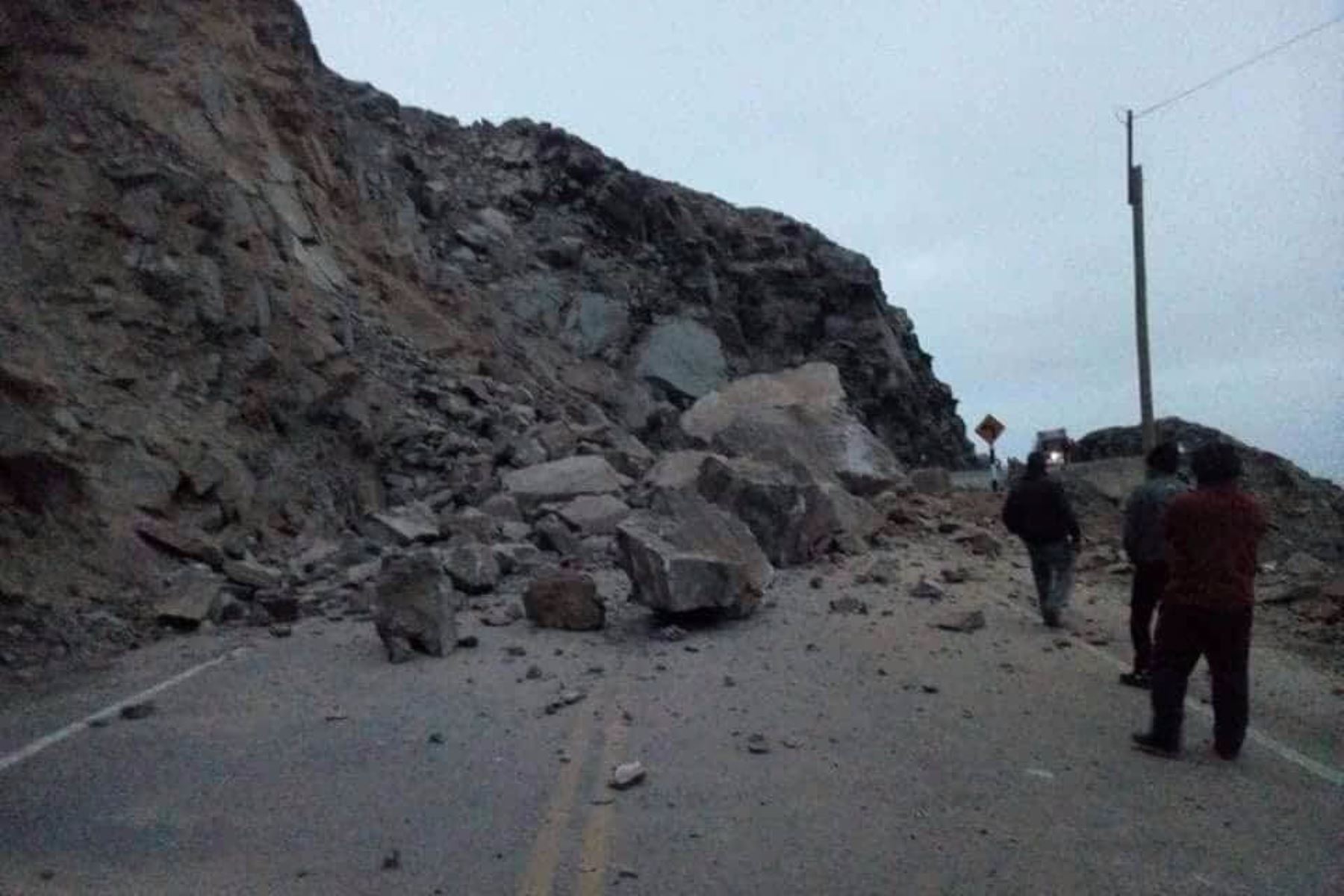 Deslizamiento bloquea la Panamericana Sur y afecta el tránsito en Arequipa. ANDINA/Difusión