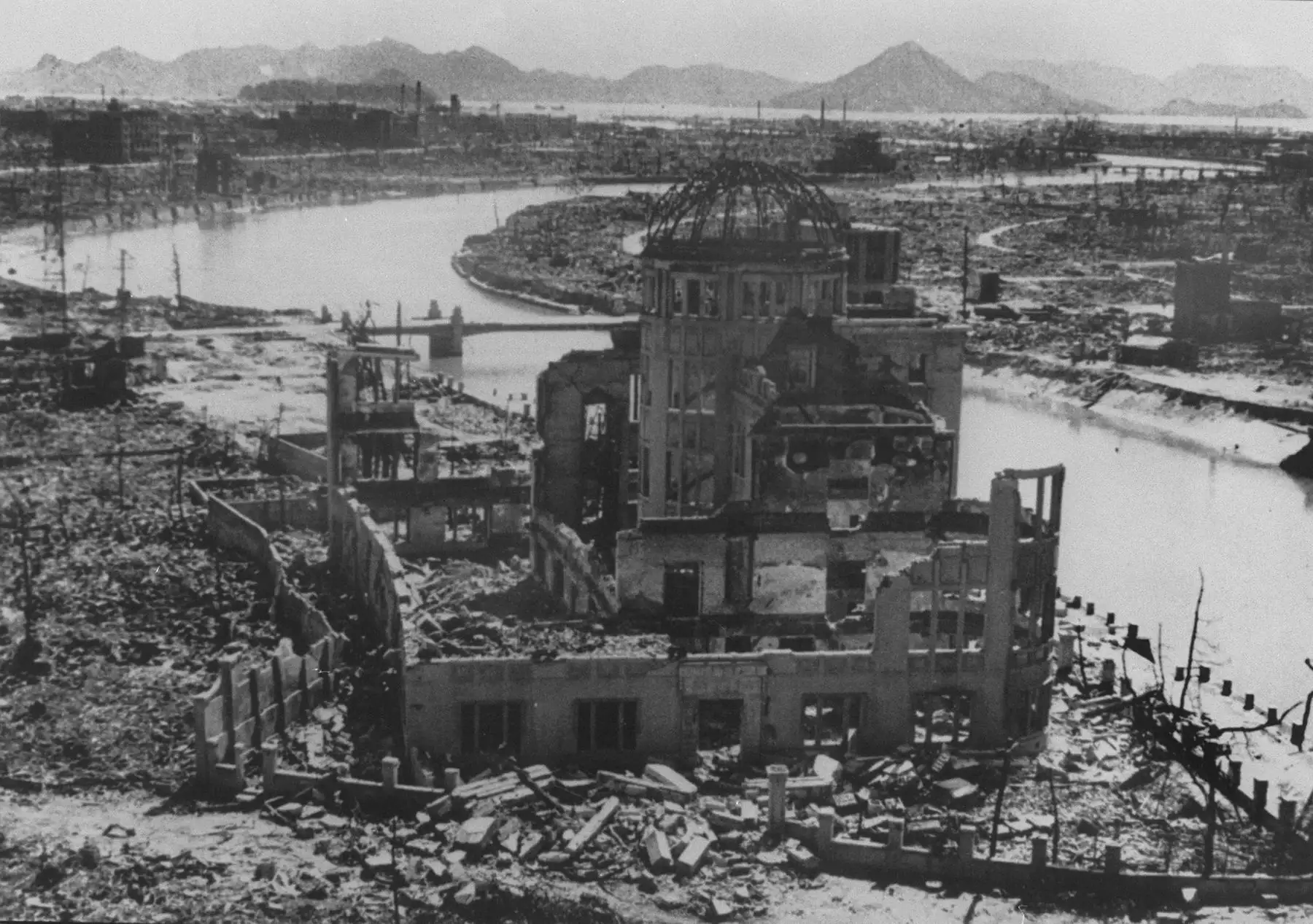 Una foto con fecha de septiembre de 1945 de los restos del Edificio de Promoción de la Industria de la Prefectura después del bombardeo de Hiroshima, que más tarde se conservó como monumento. La Segunda Guerra Mundial terminó oficialmente hace 60 años el 02 de septiembre de 1945 cuando Japón se rindió a las fuerzas aliadas, derribando el telón del conflicto más costoso de la historia. AFP