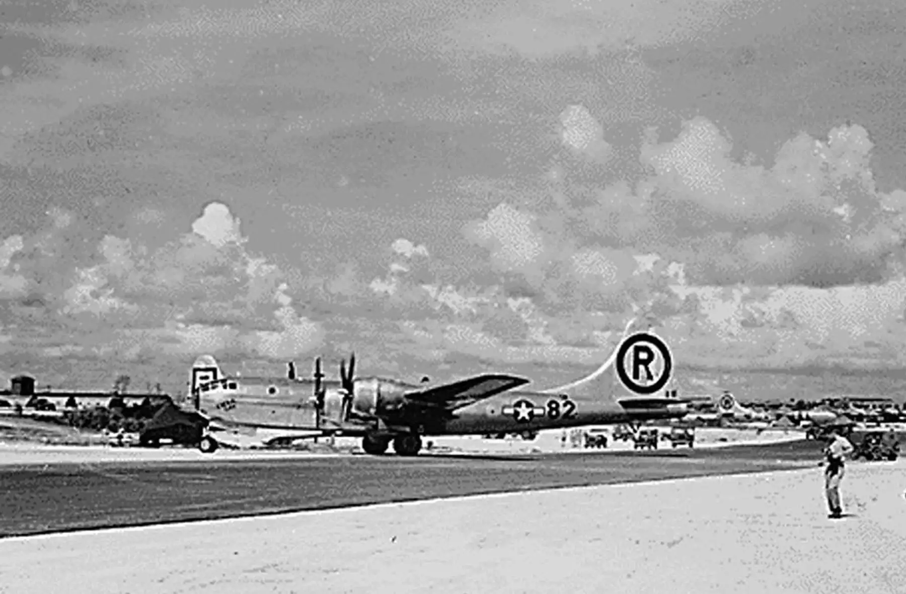 Esta foto de archivo tomada el 6 de agosto de 1945 muestra el avión B-29 "Enola Gay" después de aterrizar en la isla Tinian desde su misión de lanzar la primera bomba atómica sobre Hiroshima, Japón. AFP