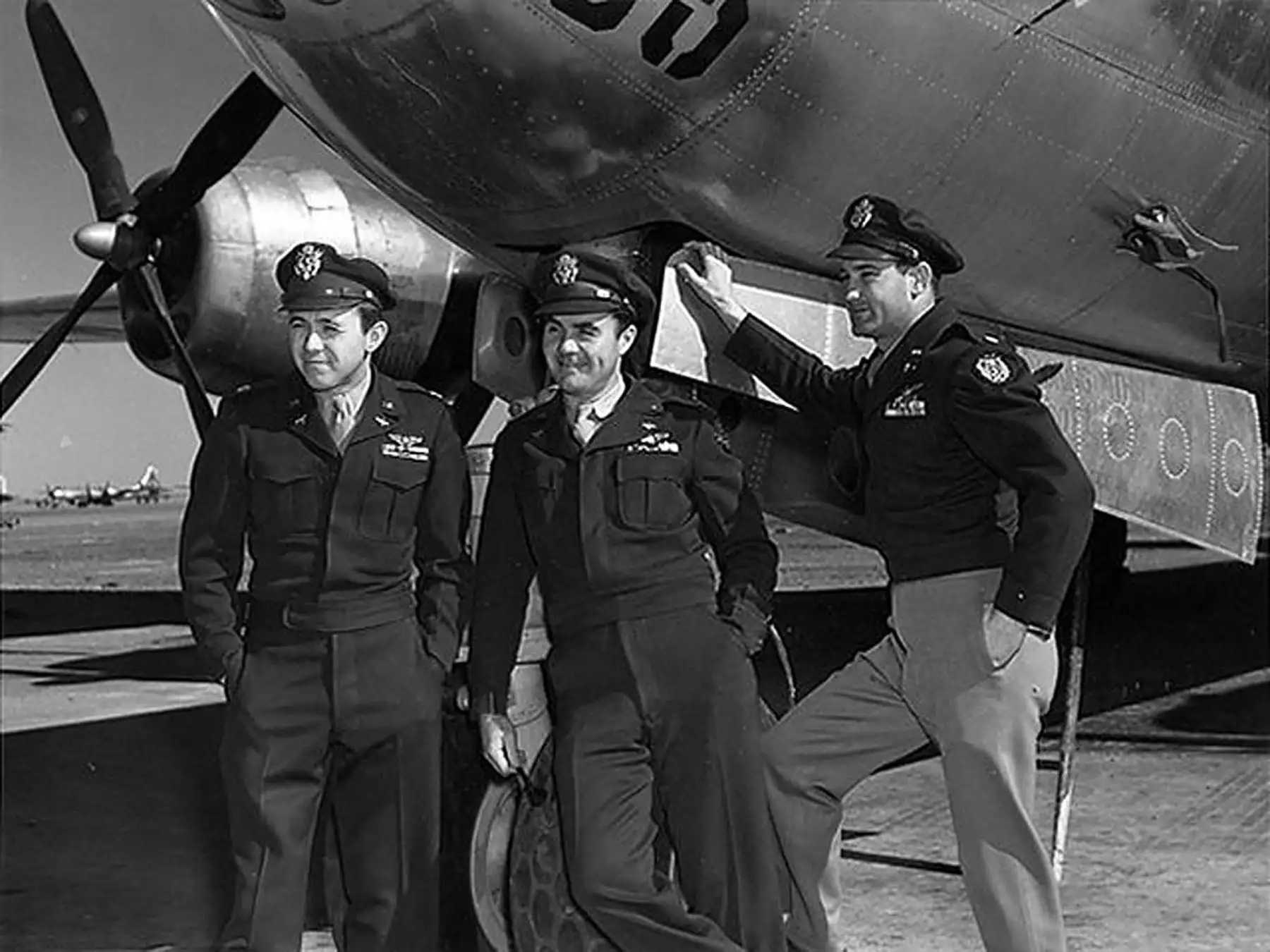 Esta foto de agosto de 1945 de la Fuerza Aérea de EE. UU. Muestra a la tripulación del bombardero B-29 "Enola Gay" (LR) el navegante Major Theodore Van Kirk, el piloto Col. Paul Tibbets y el bombardero Major Thomas Ferebee después de arrojar la primera bomba atómica sobre Hiroshima el 06 de agosto de 1945. Los medios estadounidenses informan el 1 de noviembre de 2007 que Tibbits murió en su casa en Columbus, Ohio. Tenía 92 años. Tibbets había tenido problemas de salud debido a varias dolencias, según los in