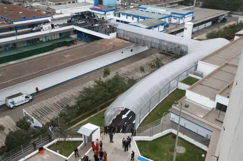 Este es el corredor que une actualmente el Servicio de Emergencia y la UCI del hospital Rebebagliati. ANDINA/Norman Córdova