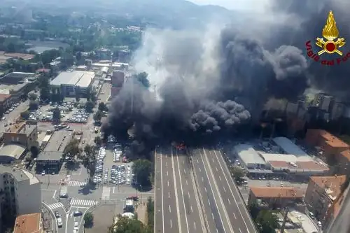Camión cisterna explotó en la autopista cerca del aeropuerto, en Bologna, Italia Foto: AFP