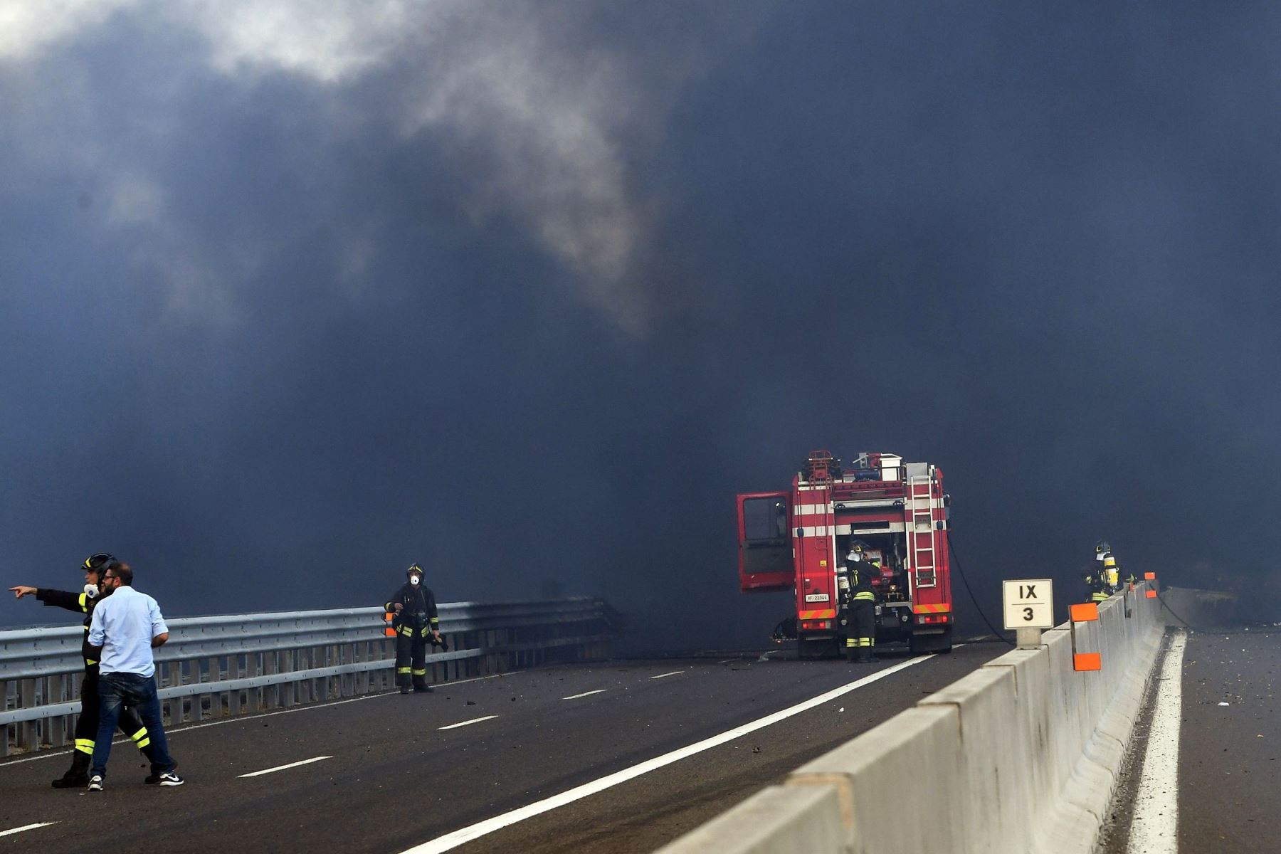 Camión cisterna explotó en la autopista cerca del aeropuerto, en Bologna, Italia Foto: AFP