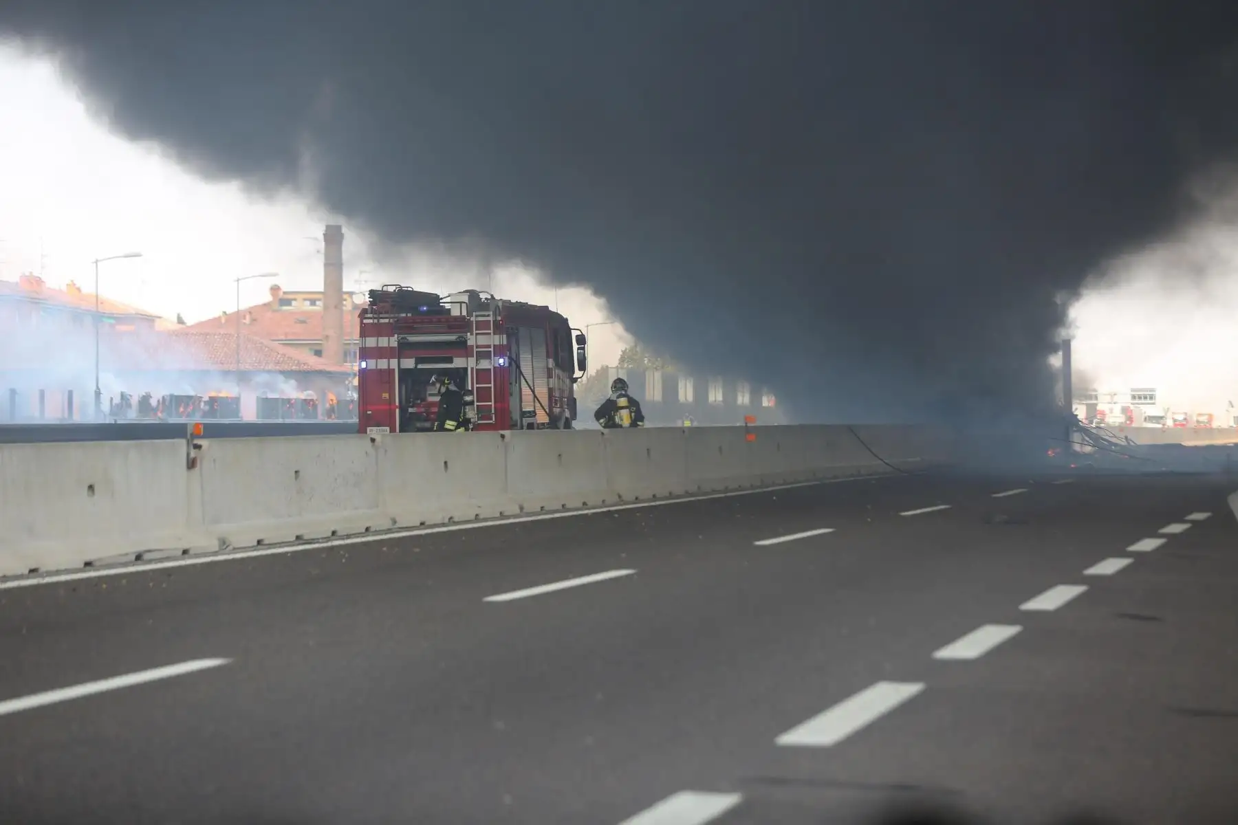 EPA5303. BOLONIA (ITALIA), 06/08/2018.- Vista de una columna de humo provocada tras una explosión, debido a un accidente de tráfico en una autopista en Bolonia, Italia, hoy, 6 de agosto de 2018. Al menos 20 personas resultaron heridas debido a la explosión tras producirse un accidente en la vÌa. Las condiciones meteorológicas han dificultado las labores para la extinción de las llamas. EFE