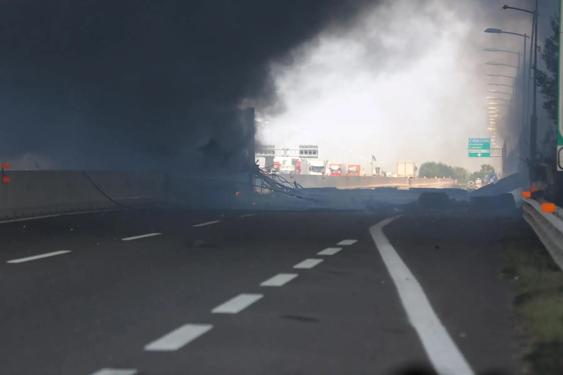 EPA5303. BOLONIA (ITALIA), 06/08/2018.- Vista de una columna de humo provocada tras una explosión, debido a un accidente de tránsito en una autopista en Bolonia, Italia, hoy, 6 de agosto de 2018. Al menos 20 personas resultaron heridas debido a la explosión tras producirse un accidente en la vÌa. Las condiciones meteorológicas han dificultado las labores para la extinción de las llamas. EFE