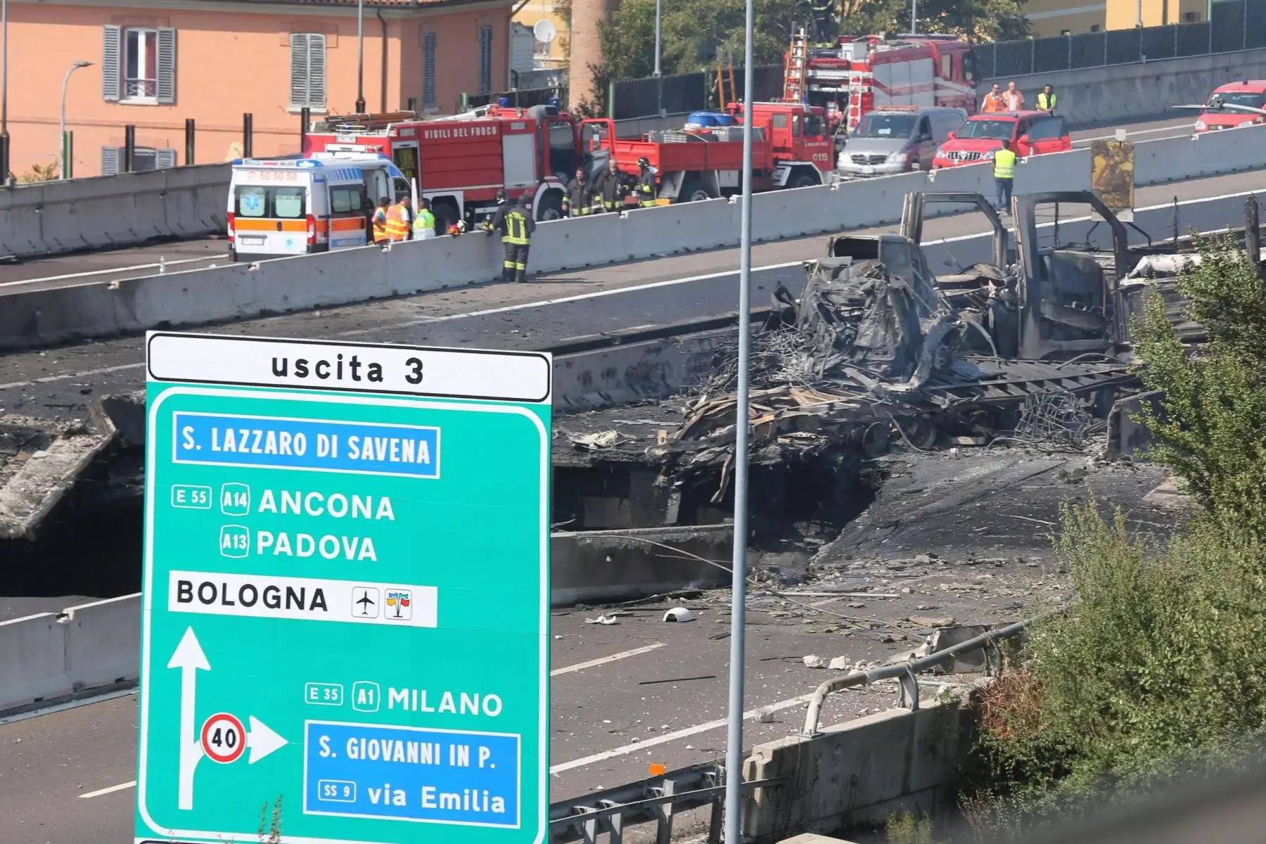 EPA5303. BOLONIA (ITALIA), 06/08/2018.- Vista del puente de la autopista del cruce Casalecchio A1-A14 parcialmente colapsado después de un accidente de transito en Bolonia, Italia, hoy, 6 de agosto de 2018. Al menos 67 personas resultaron heridas hoy en la explosión de un camión cisterna con material inflamable en la circunvalación de la ciudad de Bolonia (centro), informaron a Efe fuentes de Emergencias, que no descartan hallar víctimas mortales. El camión explotó cuando pasaba cerca de un concesionario y