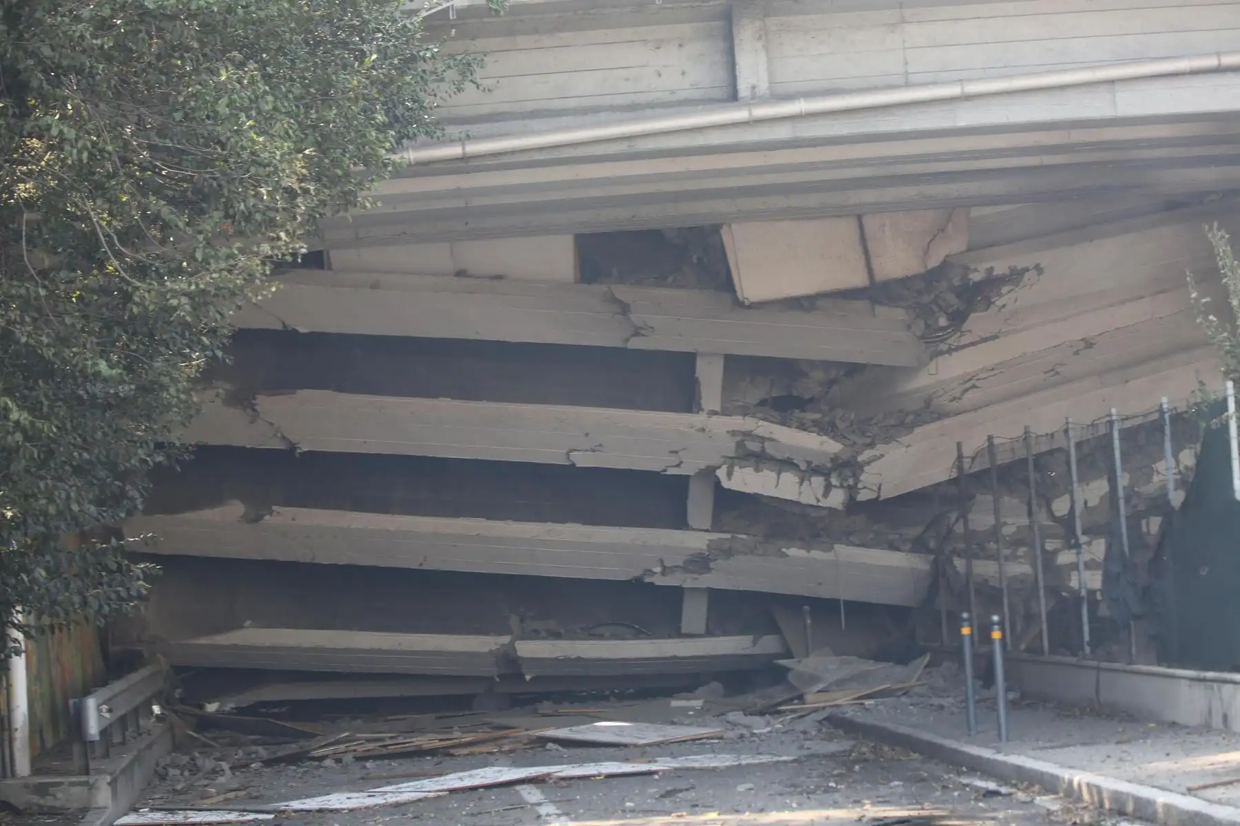 EPA5303. BOLONIA (ITALIA), 06/08/2018.- Vista de los daños en el puente de la autopista del cruce Casalecchio A1-A14 después de un accidente de tráfico en Bolonia, Italia, hoy, 6 de agosto de 2018. Al menos una persona ha fallecido y más de 60 resultaron heridas tras la explosión de un camión cisterna con material inflamable en la autovía de la ciudad italiana de Bolonia (centro), confirmaron a Efe fuentes de la Jefatura de policía. EFE