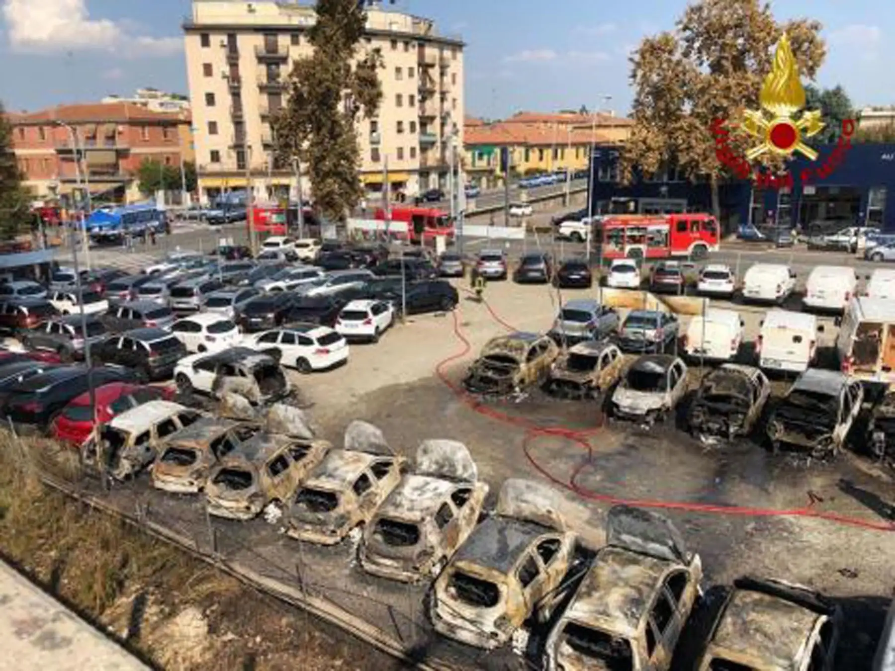 EPA5496. BOLOGNA (ITALIA), 06/08/2018.- Fotografía cedida por los Vigili del Fuoco (cuerpo nacional de bomberos italianos), que muestra a varios coches calcinados en un aparcamiento tras un accidente de transito en Bolonia, Italia, hoy, 6 de agosto de 2018. Al menos una persona ha fallecido y más de 60 resultaron heridas tras la explosión de un camión cisterna con material inflamable en la autovía de la ciudad italiana de Bolonia (centro), confirmaron a Efe fuentes de la Jefatura de policía. EFE