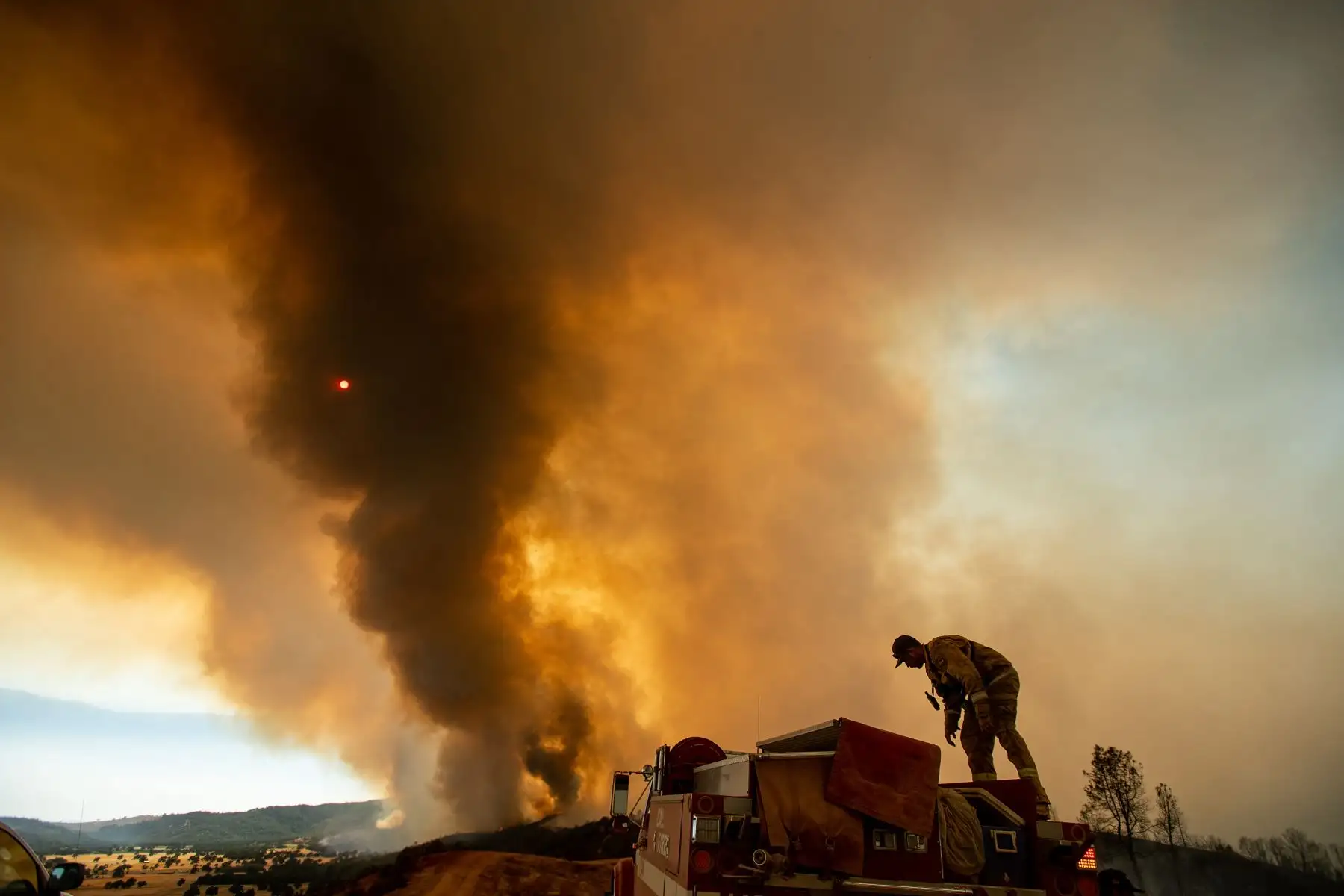 El bombero Joe Smith recupera suministros mientras lucha contra el incendio Ranch, parte del incendio complejo de Mendocino, quemando a lo largo de High Valley Rd, cerca de Clearlake Oaks, California. AFP