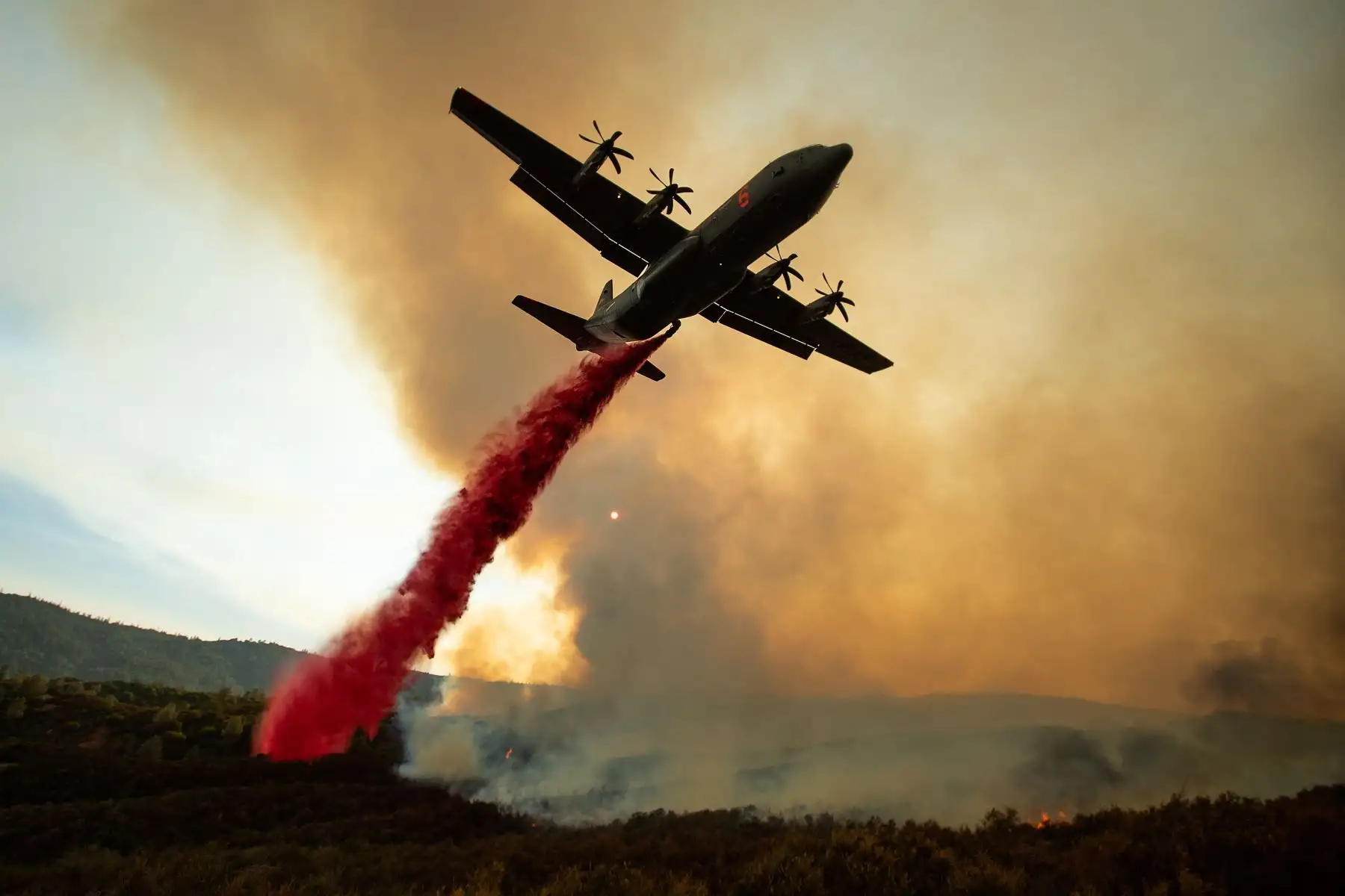 un avión cisterna lanza retardante en el Rancho Fuego, parte del incendio complejo de Mendocino, ardiendo a lo largo de High Valley Rd, cerca de Clearlake Oaks, California. AFP