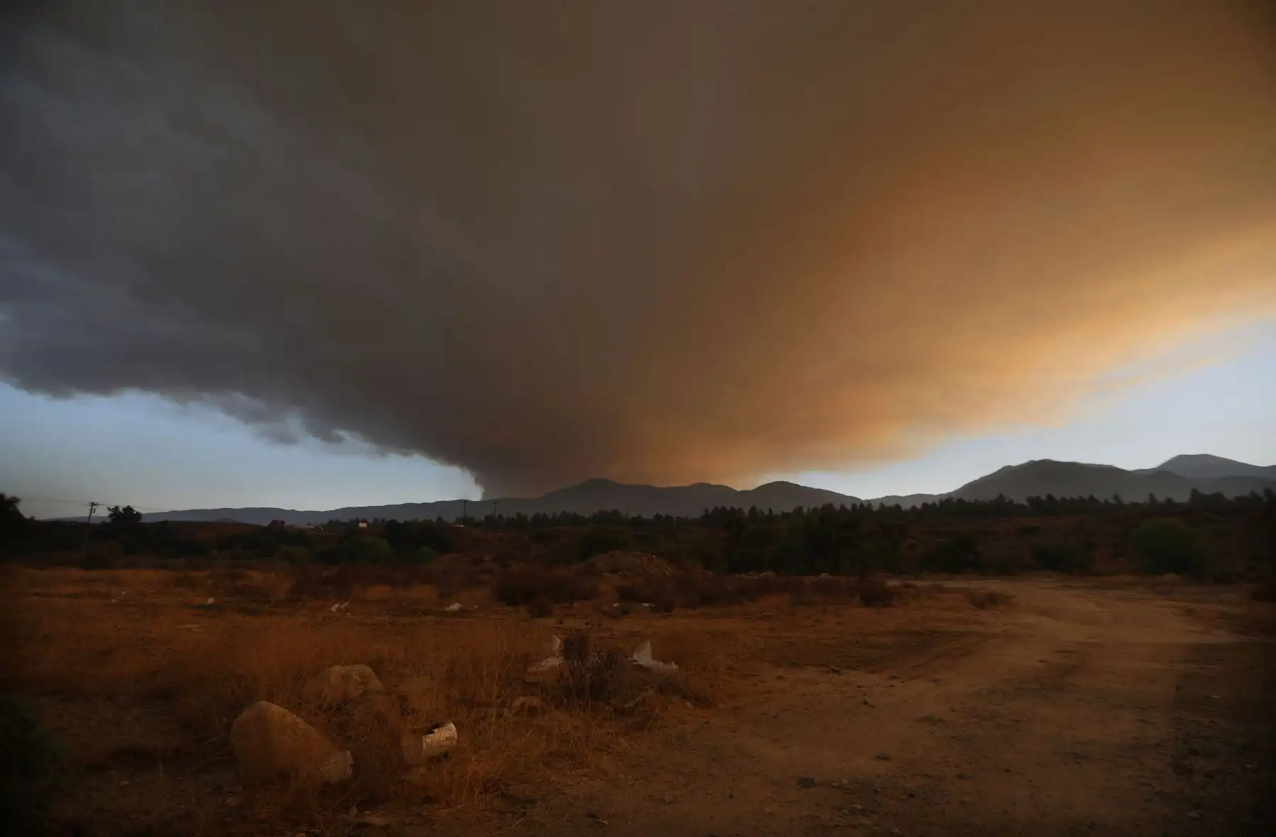El humo se levanta del fuego santo en Cleveland National Forest en el valle de Temescal, California. El fuego de maleza de movimiento rápido ha quemado al menos 4,000 acres. / AFP
