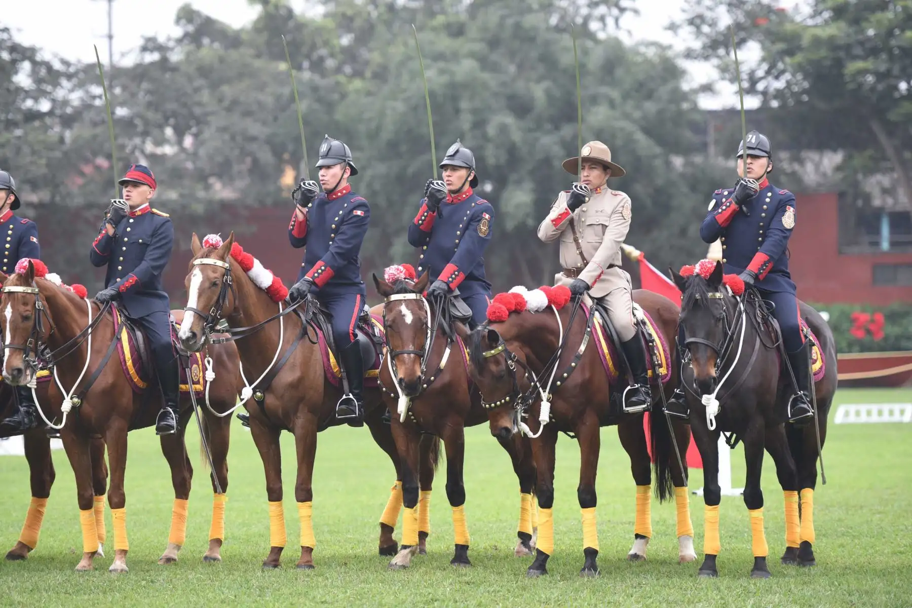 Con motivo del Día de la Caballería Peruana y 194° aniversario de la Batalla de Junín que se conmemora el 6 de agosto, la Unidad Histórica de Policía Montada S2 PNP Manuel Gutiérrez Candia – El Potao realizó una presentación con acrobacias a caballo para el público presente. Foto: ANDINA/Mininter