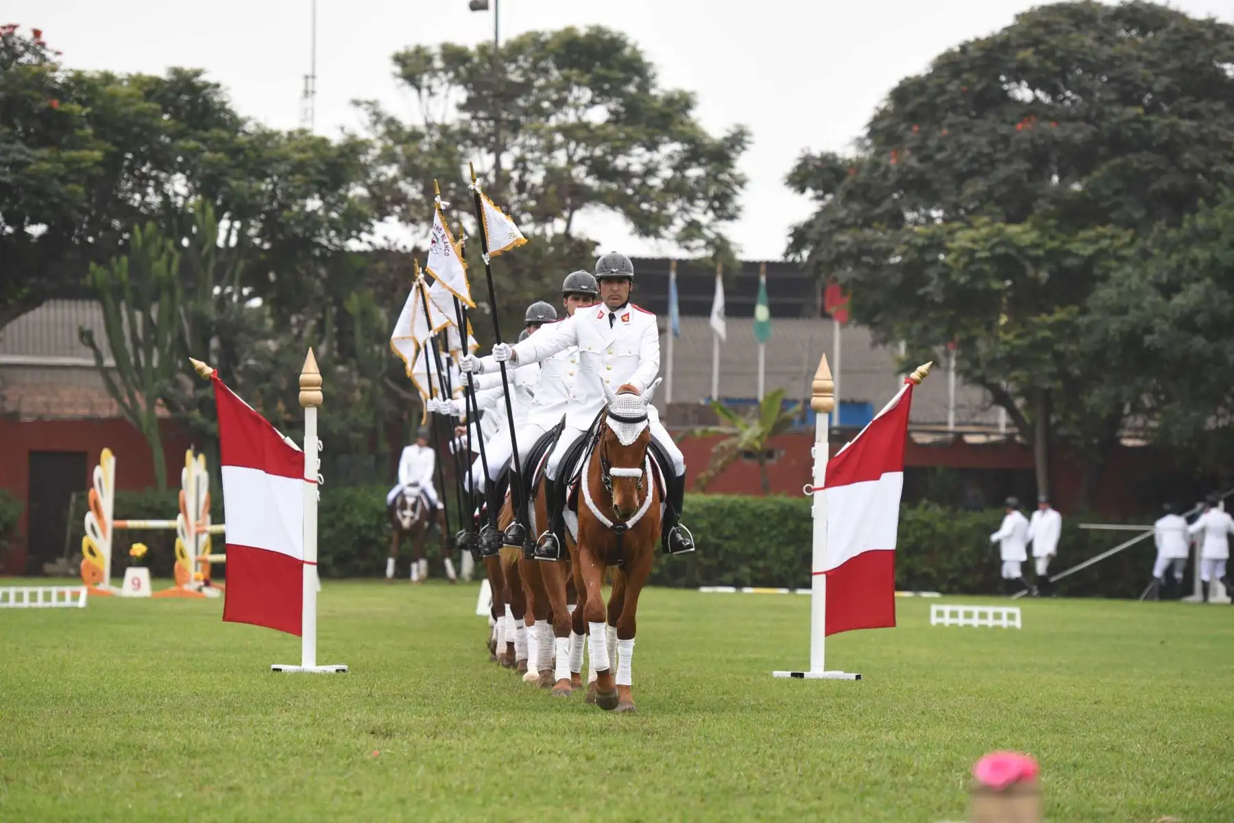 Con motivo del Día de la Caballería Peruana y 194° aniversario de la Batalla de Junín que se conmemora el 6 de agosto, la Unidad Histórica de Policía Montada S2 PNP Manuel Gutiérrez Candia – El Potao realizó una presentación con acrobacias a caballo para el público presente. Foto: ANDINA/Mininter