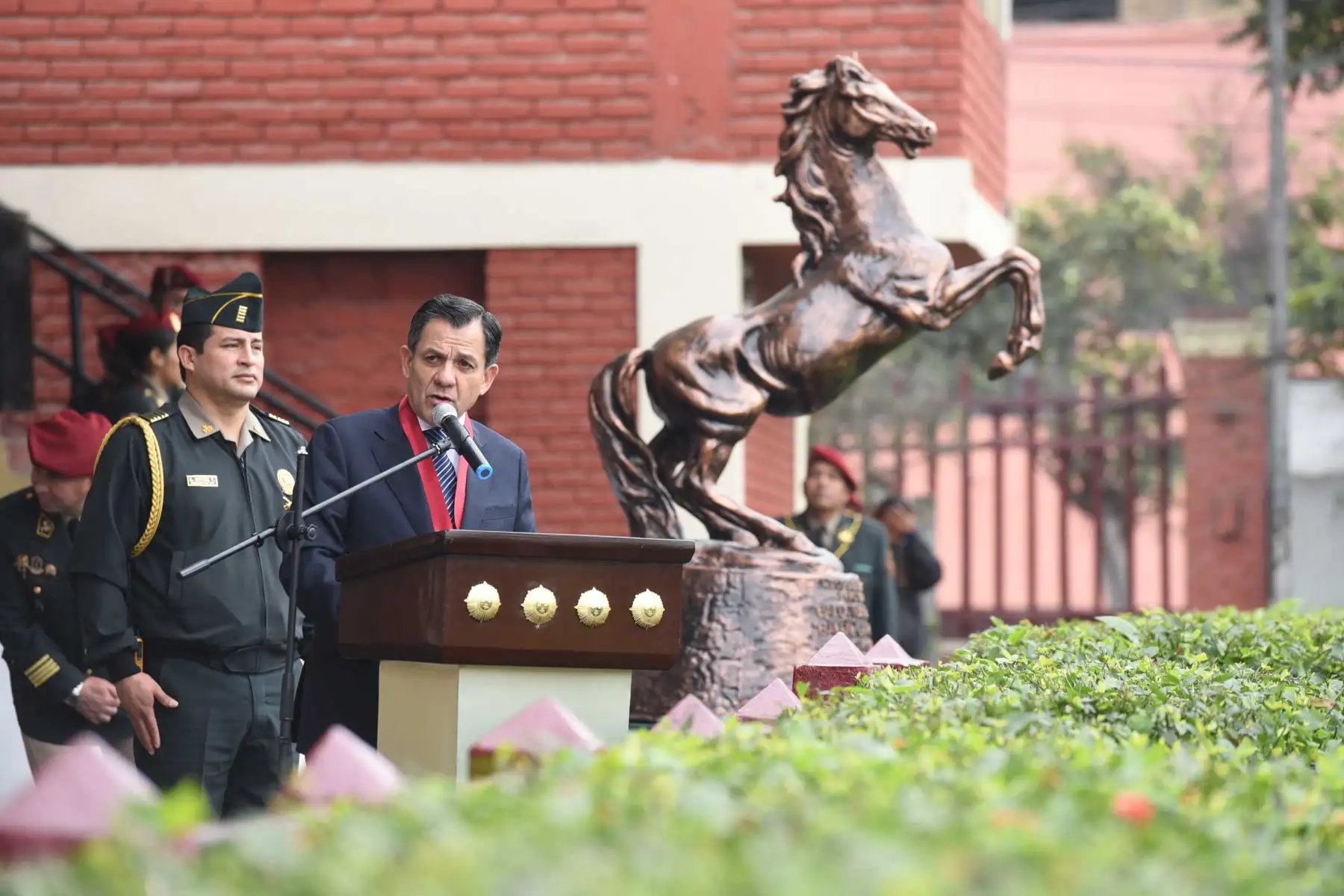 Con motivo del Día de la Caballería Peruana y 194° aniversario de la Batalla de Junín que se conmemora el 6 de agosto, la Unidad Histórica de Policía Montada S2 PNP Manuel Gutiérrez Candia – El Potao realizó una presentación con acrobacias a caballo para el público presente. Foto: ANDINA/Mininter