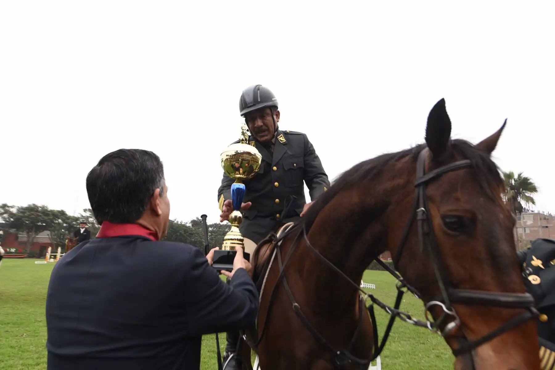 Con motivo del Día de la Caballería Peruana y 194° aniversario de la Batalla de Junín que se conmemora el 6 de agosto, la Unidad Histórica de Policía Montada S2 PNP Manuel Gutiérrez Candia – El Potao realizó una presentación con acrobacias a caballo para el público presente. Foto: ANDINA/Mininter