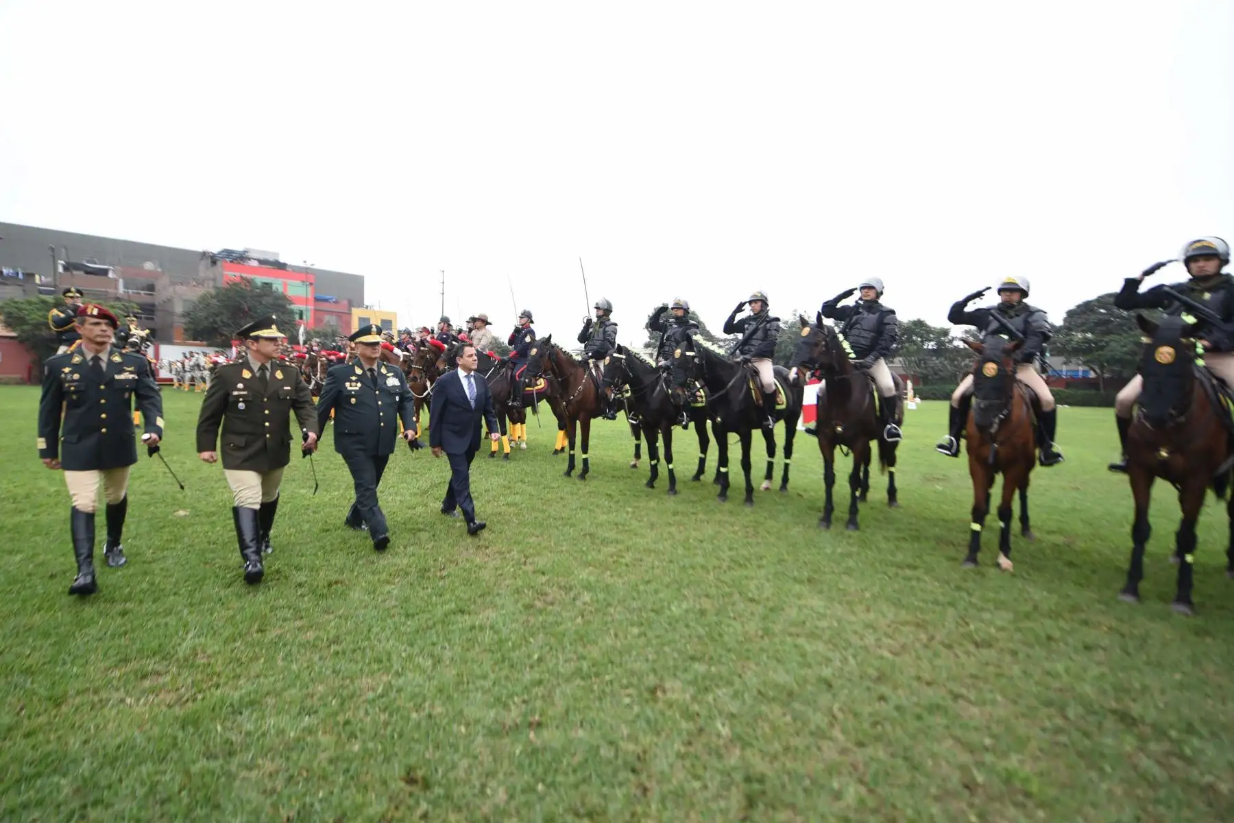 Con motivo del Día de la Caballería Peruana y 194° aniversario de la Batalla de Junín que se conmemora el 6 de agosto, la Unidad Histórica de Policía Montada S2 PNP Manuel Gutiérrez Candia – El Potao realizó una presentación con acrobacias a caballo para el público presente. Foto: ANDINA/Mininter