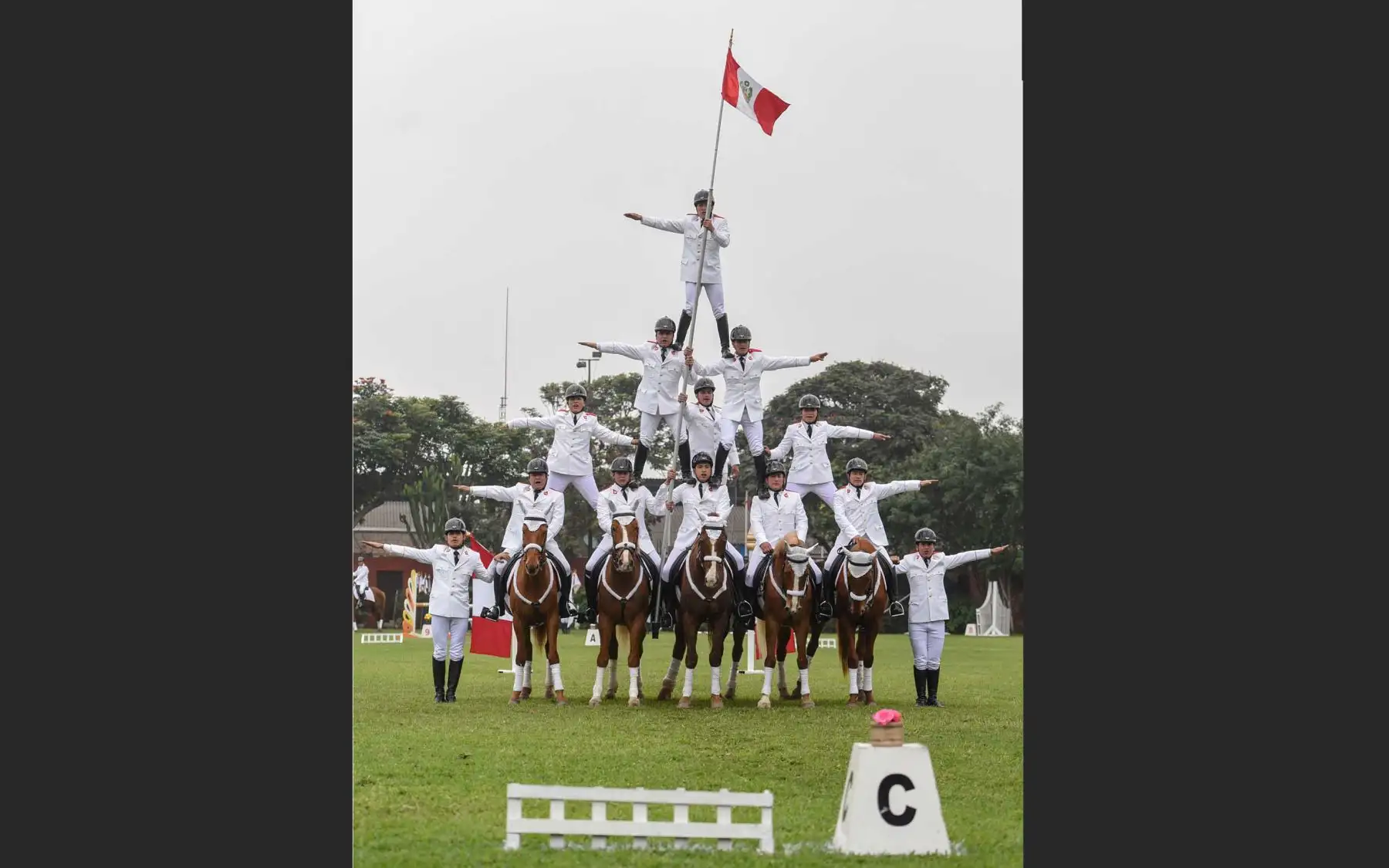 Con motivo del Día de la Caballería Peruana y 194° aniversario de la Batalla de Junín que se conmemora el 6 de agosto, la Unidad Histórica de Policía Montada S2 PNP Manuel Gutiérrez Candia – El Potao realizó una presentación con acrobacias a caballo para el público presente. Foto: ANDINA/Mininter