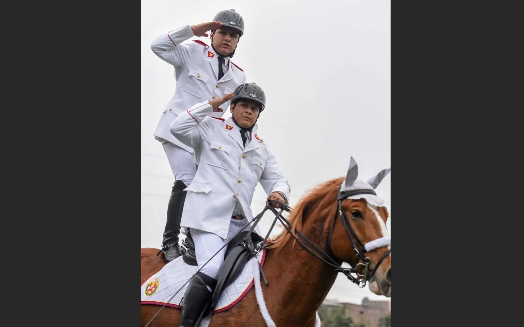 Con motivo del Día de la Caballería Peruana y 194° aniversario de la Batalla de Junín que se conmemora el 6 de agosto, la Unidad Histórica de Policía Montada S2 PNP Manuel Gutiérrez Candia – El Potao realizó una presentación con acrobacias a caballo para el público presente. Foto: ANDINA/Mininter