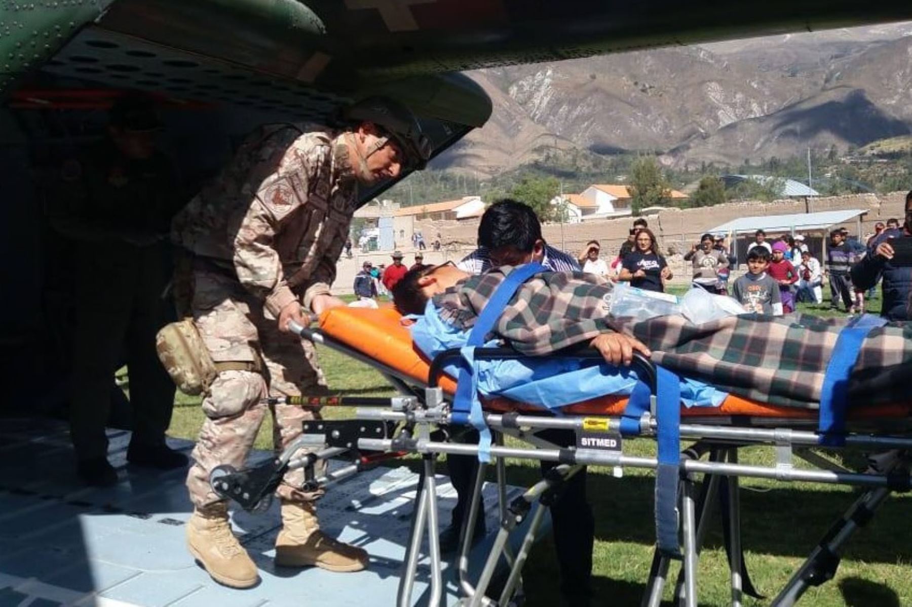 En un helicóptero de la Fuerza Aérea Peruana (FAP) se trasladó desde la localidad ayacuchana de Pauza, hacia Arequipa, a las ocho personas en estado grave tras sufrir una intoxicación por alimentos, informó el Instituto Nacional de Defensa Civil (Indeci).