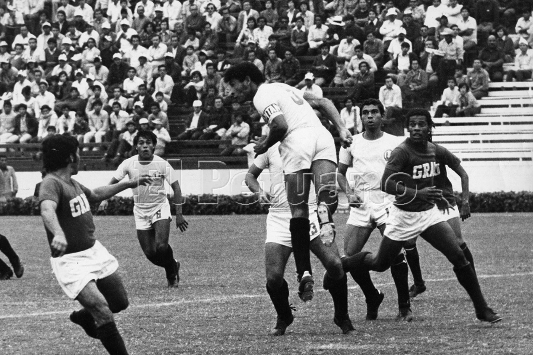 Universitario 6.
Héctor Chumpitaz despeja el balón durante el partido contra el Atlético Grau de Piura por el torneo de 1975. Foto: Archivo Histórico de El Peruano.