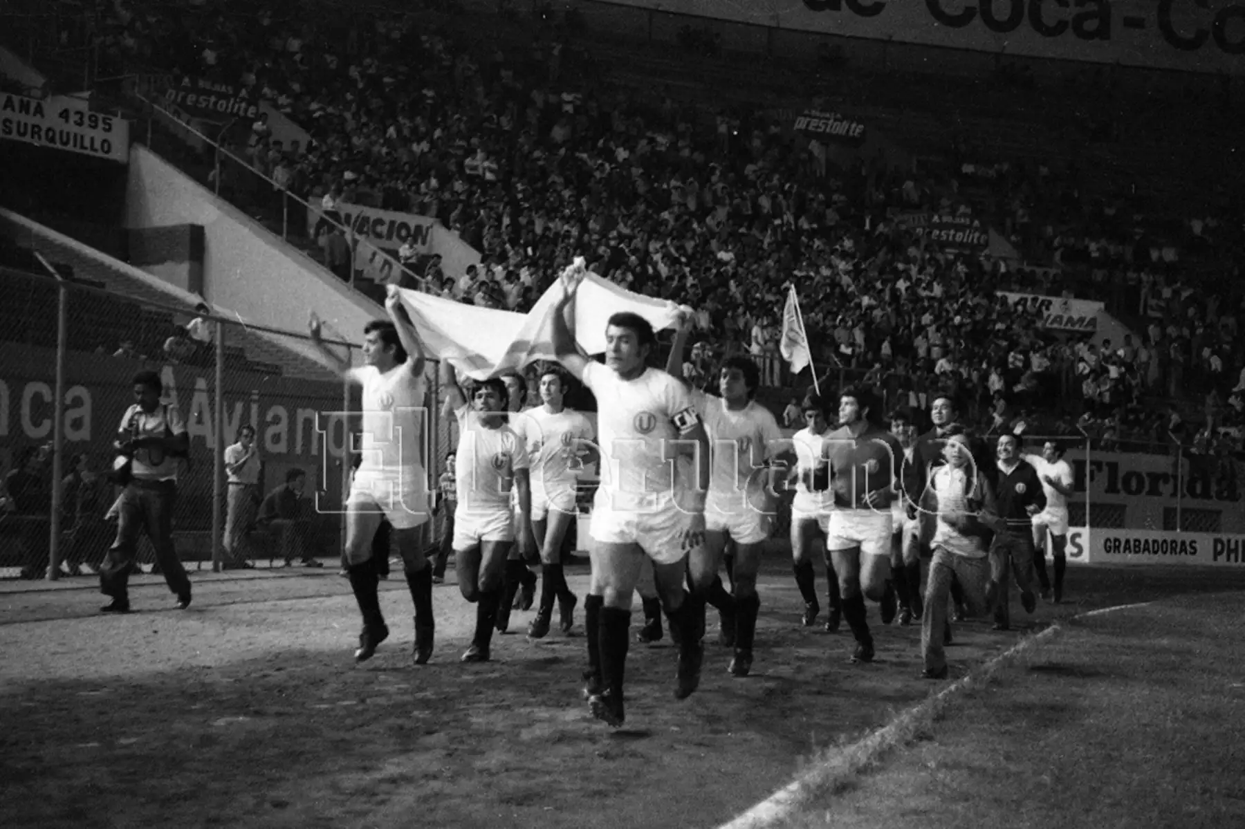 Los jugadores de Universitario de Deportes flamante campeón del torneo descentralizado 1974 dan la vuelta olímpica en el Estadio Nacional antes de un encuentro con el Unión Tumán en febrero de 1975. Foto: Archivo Histórico de EL PERUANO