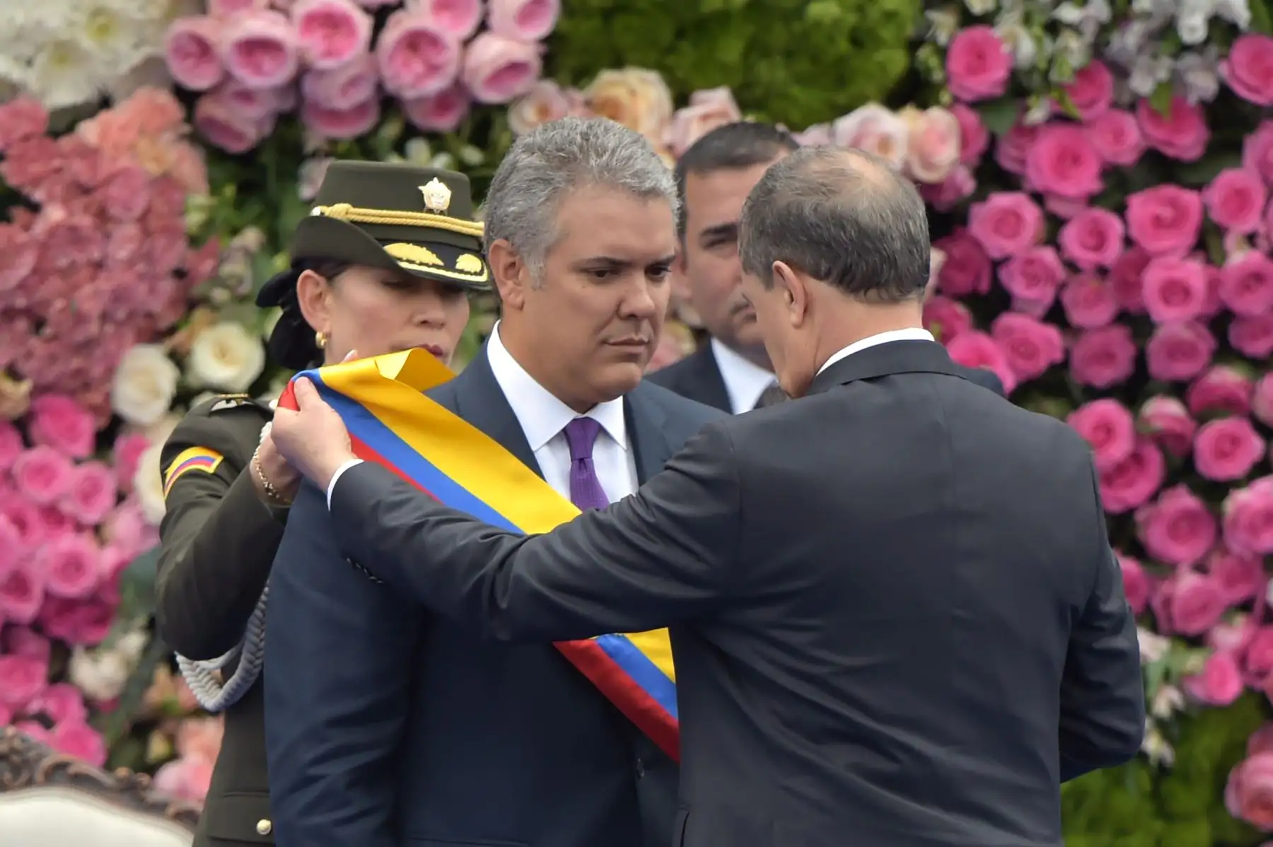 El nuevo presidente colombiano Ivan Duque (L) recibe la banda presidencial del presidente del Senado, Ernesto Macías, durante su ceremonia de inauguración en la Plaza Bolívar en Bogotá, el 7 de agosto de 2018. AFP