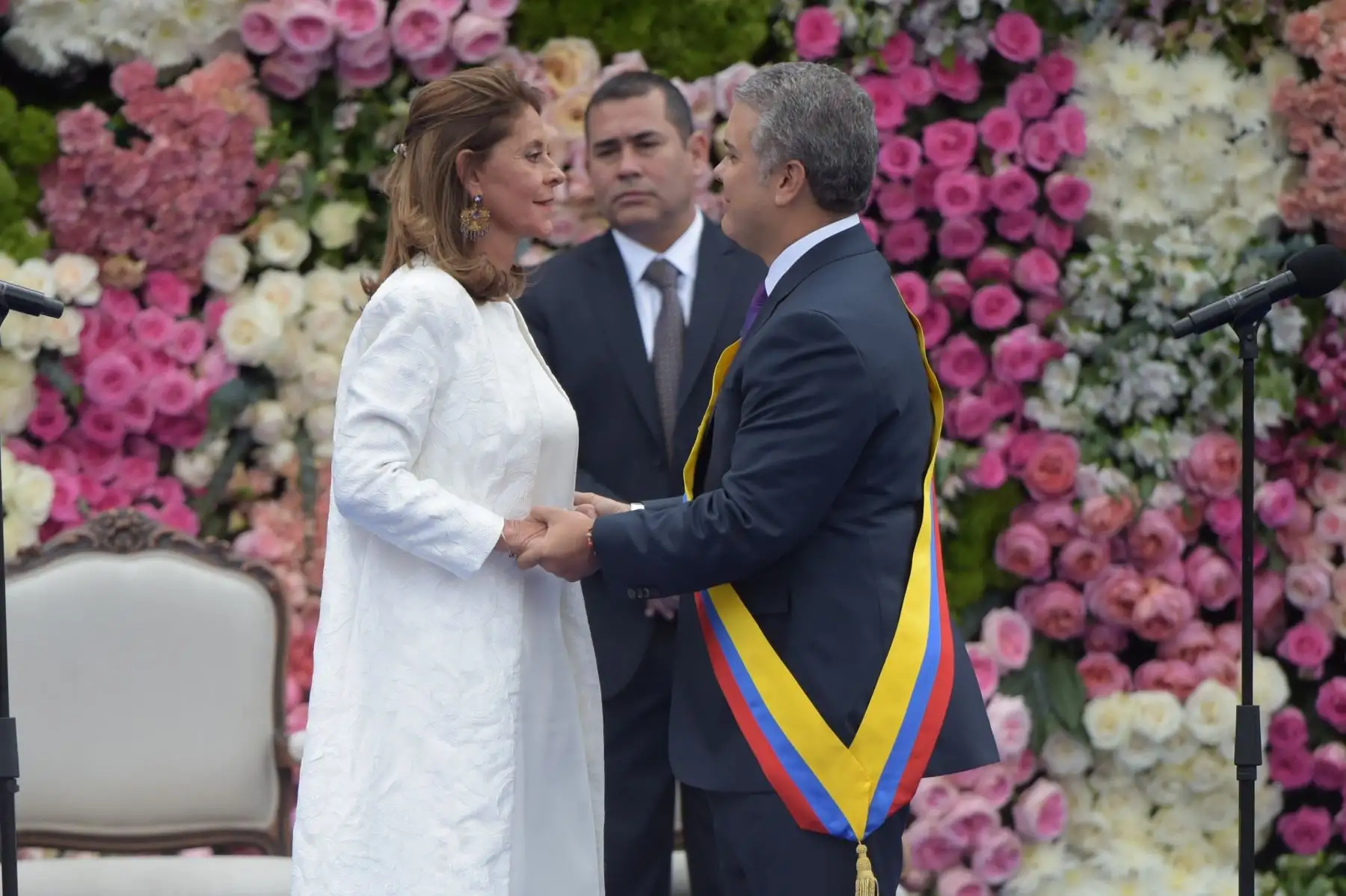 El nuevo presidente de Colombia, Iván Duque (R), saluda a su vicepresidenta, Marta Lucía Ramírez, después de jurar su ingreso durante la ceremonia de inauguración en la Plaza Bolívar en Bogotá, el 7 de agosto de 2018. AFP