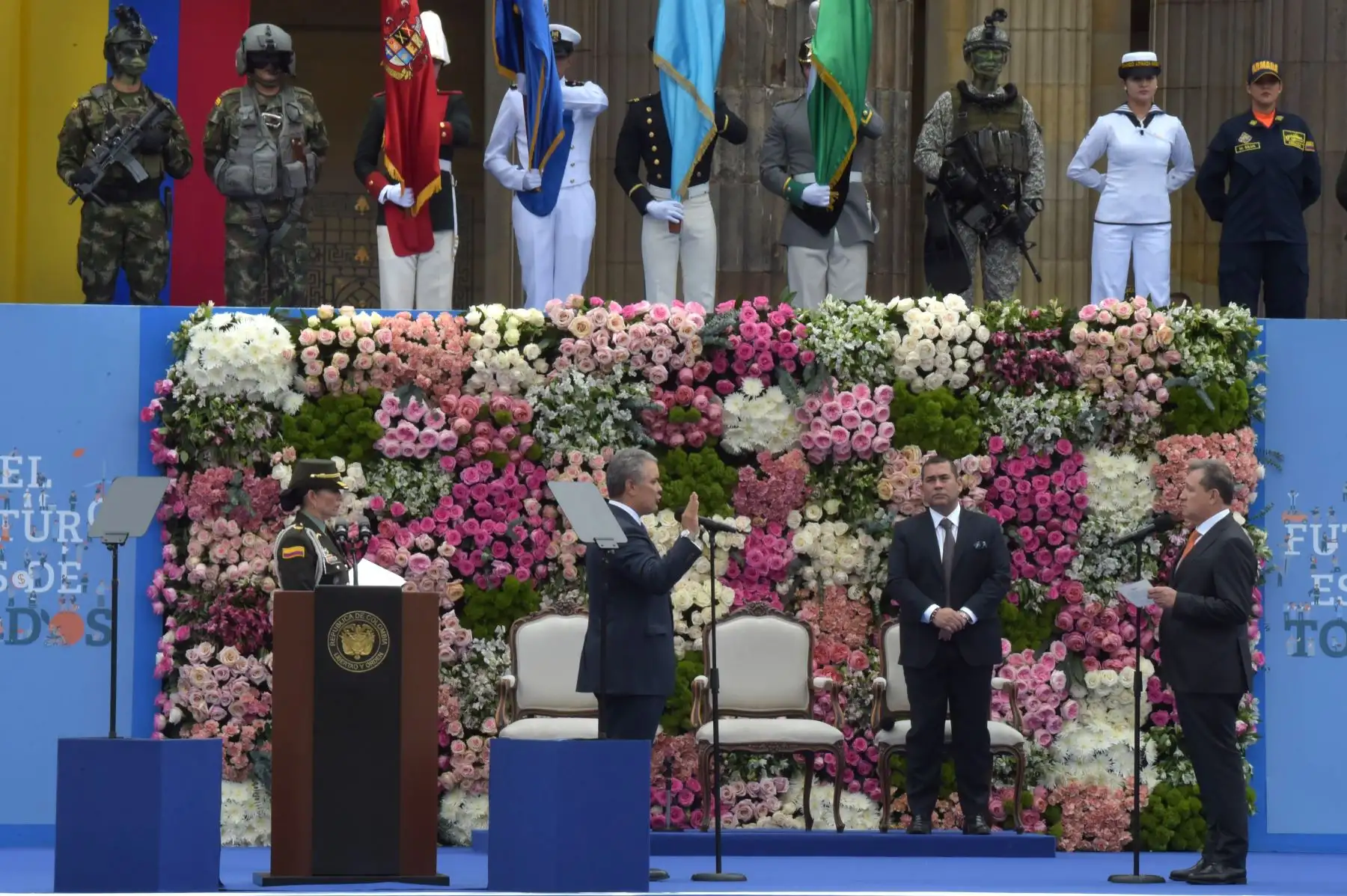 El nuevo presidente colombiano Ivan Duque (3-R) es juramentado por el presidente del Senado Ernesto Macias (R) mientras el presidente de la Cámara baja Carlos Chacón (2-R) observa durante su ceremonia de inauguración en la Plaza Bolívar en Bogotá, el 7 de agosto 2018. AFP