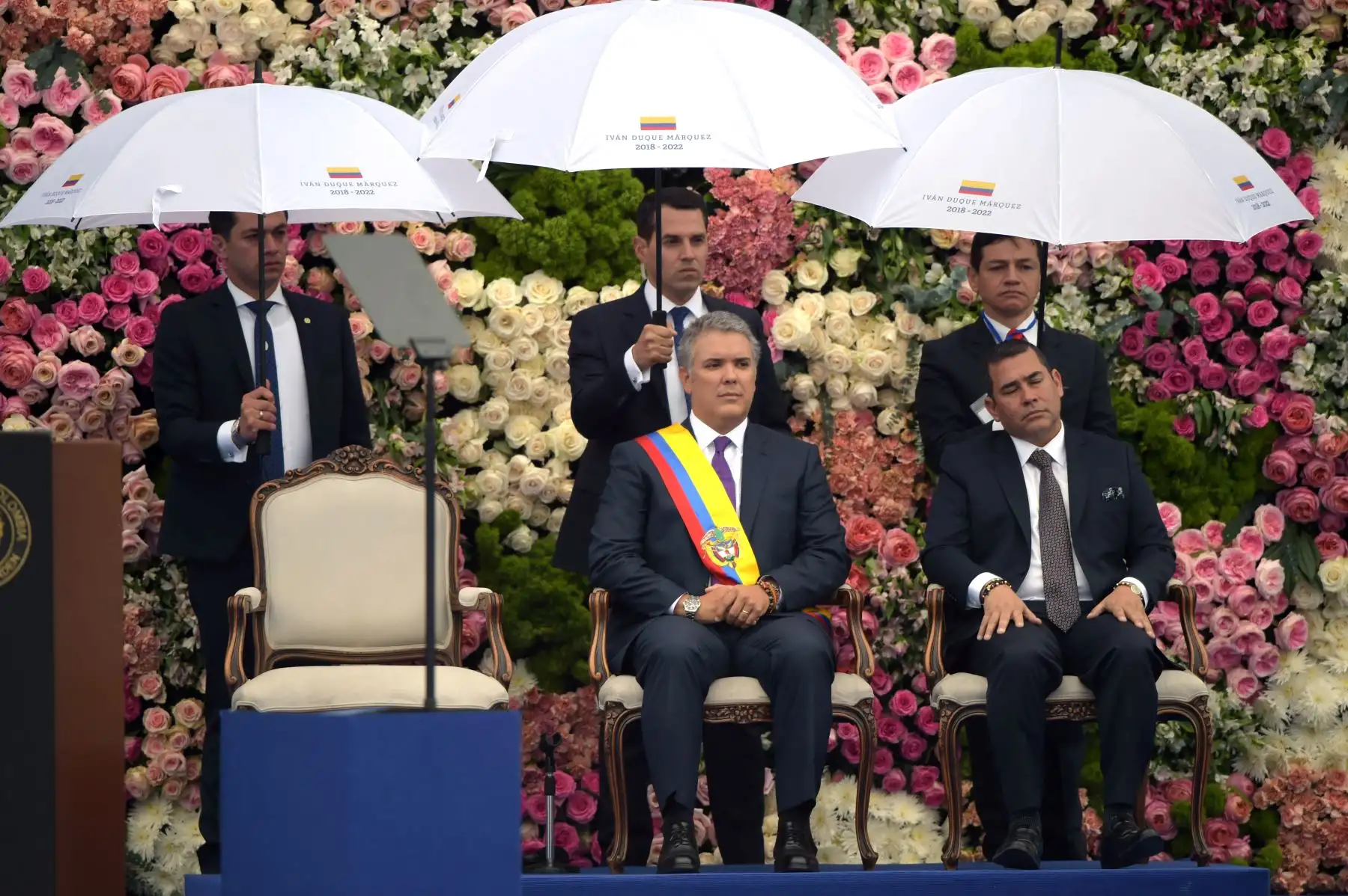 El nuevo presidente de Colombia Ivan Duque (C) y el presidente de la Cámara Baja Carlos Chacón (R) escuchan el discurso del presidente del Senado Ernesto Macías (fuera de cuadro) durante la ceremonia de inauguración de la Plaza Bolívar en Bogotá, el 7 de agosto de 2018 . AFP