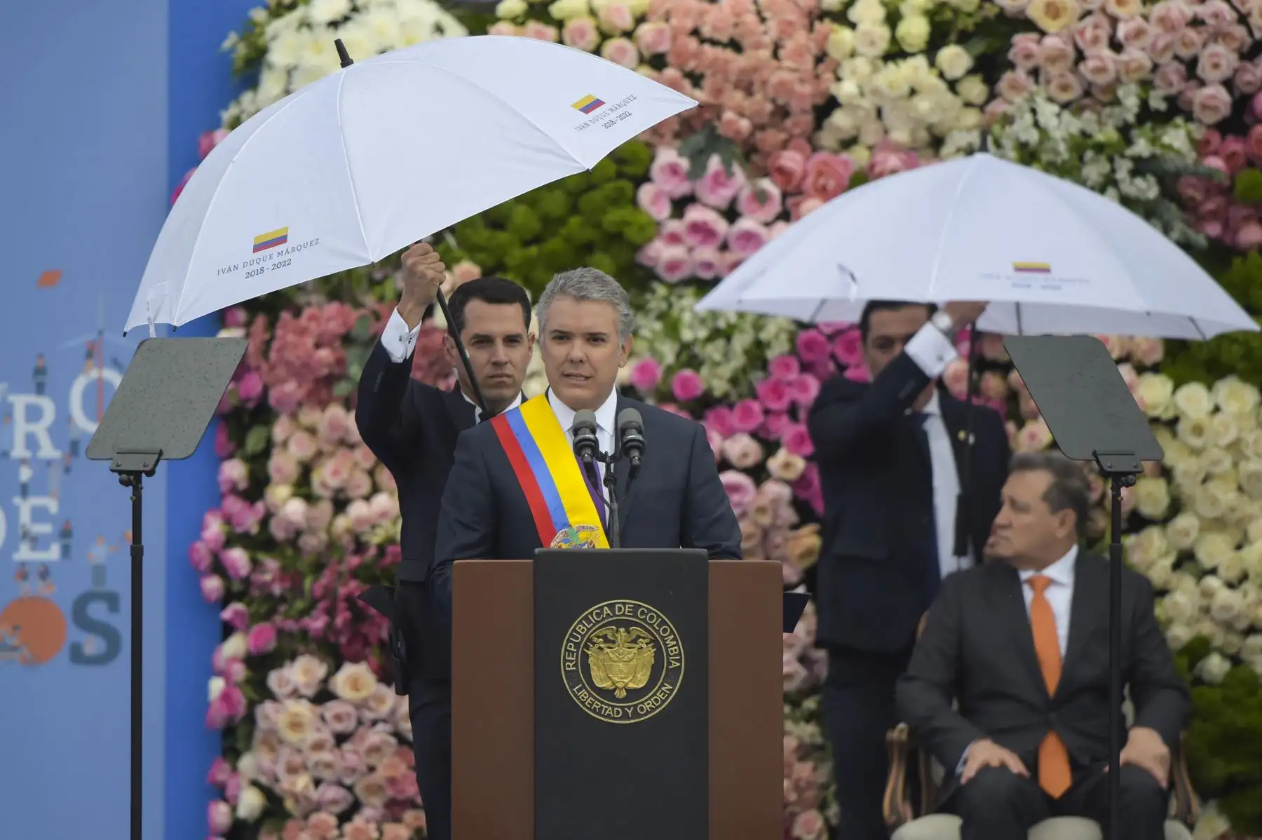 El nuevo presidente de Colombia, Iván Duque, pronuncia un discurso durante su ceremonia de inauguración en la Plaza Bolívar de Bogotá, el 7 de agosto de 2018.
Duque tiene su trabajo cortado para él cuando asuma el martes el cargo en medio de las crecientes tensiones con la vecina Venezuela y las persistentes dificultades de la construcción de la paz con los grupos rebeldes de la nación. / AFP