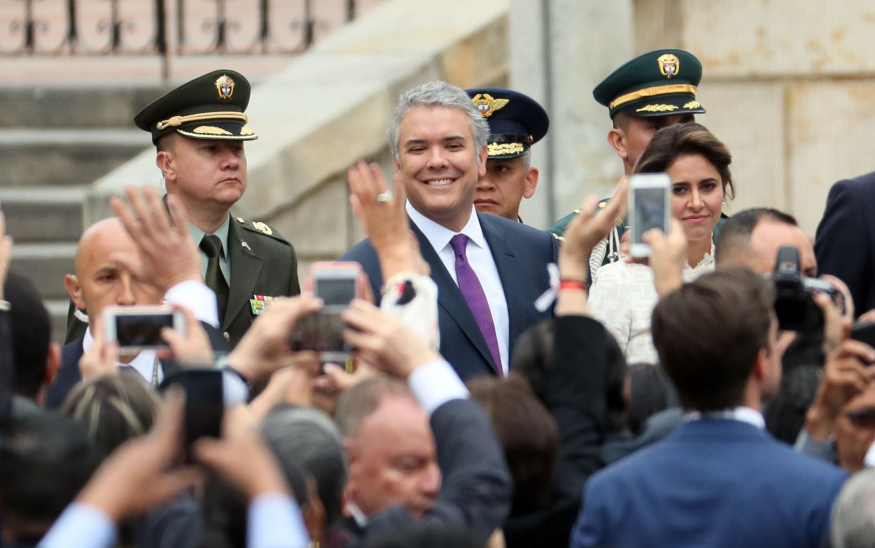 El presidente de Colombia, Iván Duque, saluda a sus simpatizantes Foto: EFE