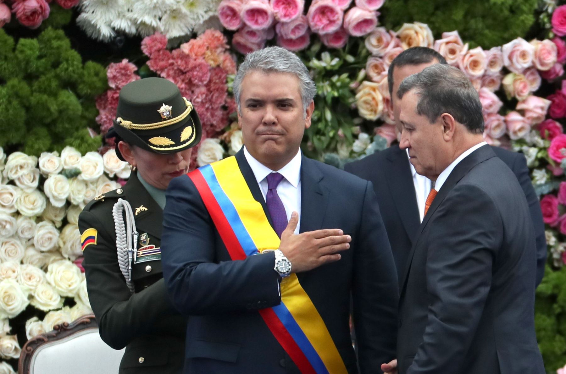 Presidente del Senado, Ernesto Macías, le impone la banda presidencial al nuevo presidente colombiano, Iván Duque Márquez Foto: EFE