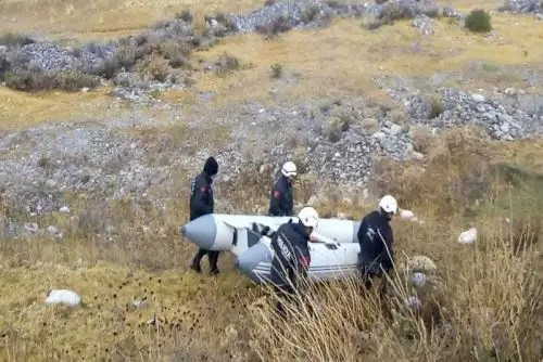 Policías rescatan cadáver de chofer del auto que cayó al río Mantaro en La Oroya