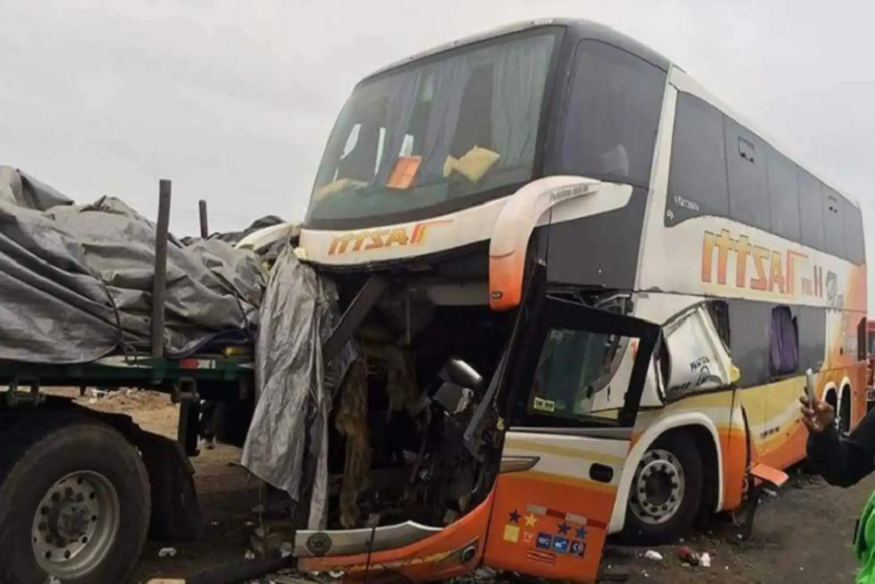 La Fiscalía y la Policía Nacional del Perú pudieron identificar a tres de los cuatro fallecidos a consecuencia del triple accidente de tránsito ocurrido hoy en la Panamericana Norte, a la altura de los límites de Huarmey (Áncash) y Paramonga (Lima)