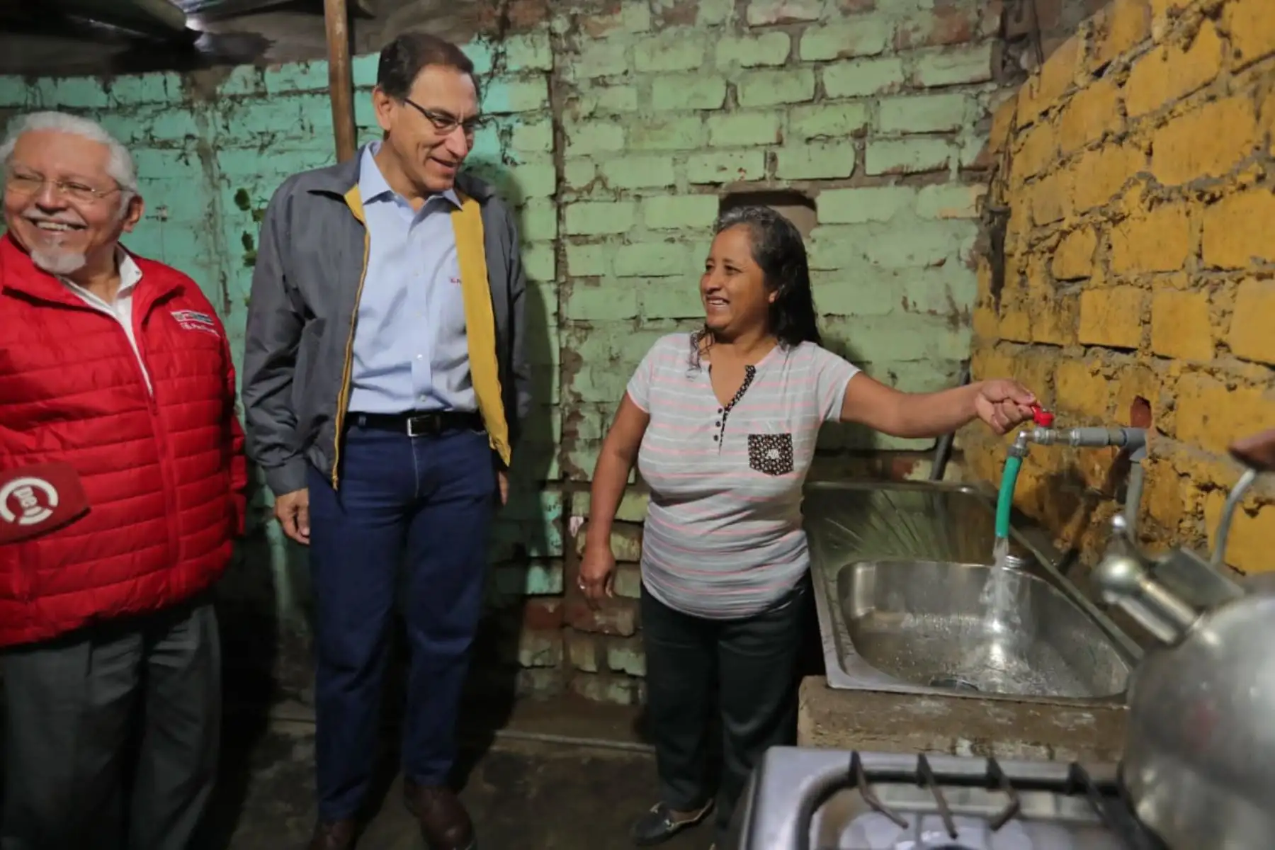 El presidente de la República, Martín Vizcarra, inaugura las obras de ampliación de los sistemas de agua potable y alcantarillado en el Valle Amauta 3, distrito de Ate. Foto: ANDINA/Prensa Presidencia.