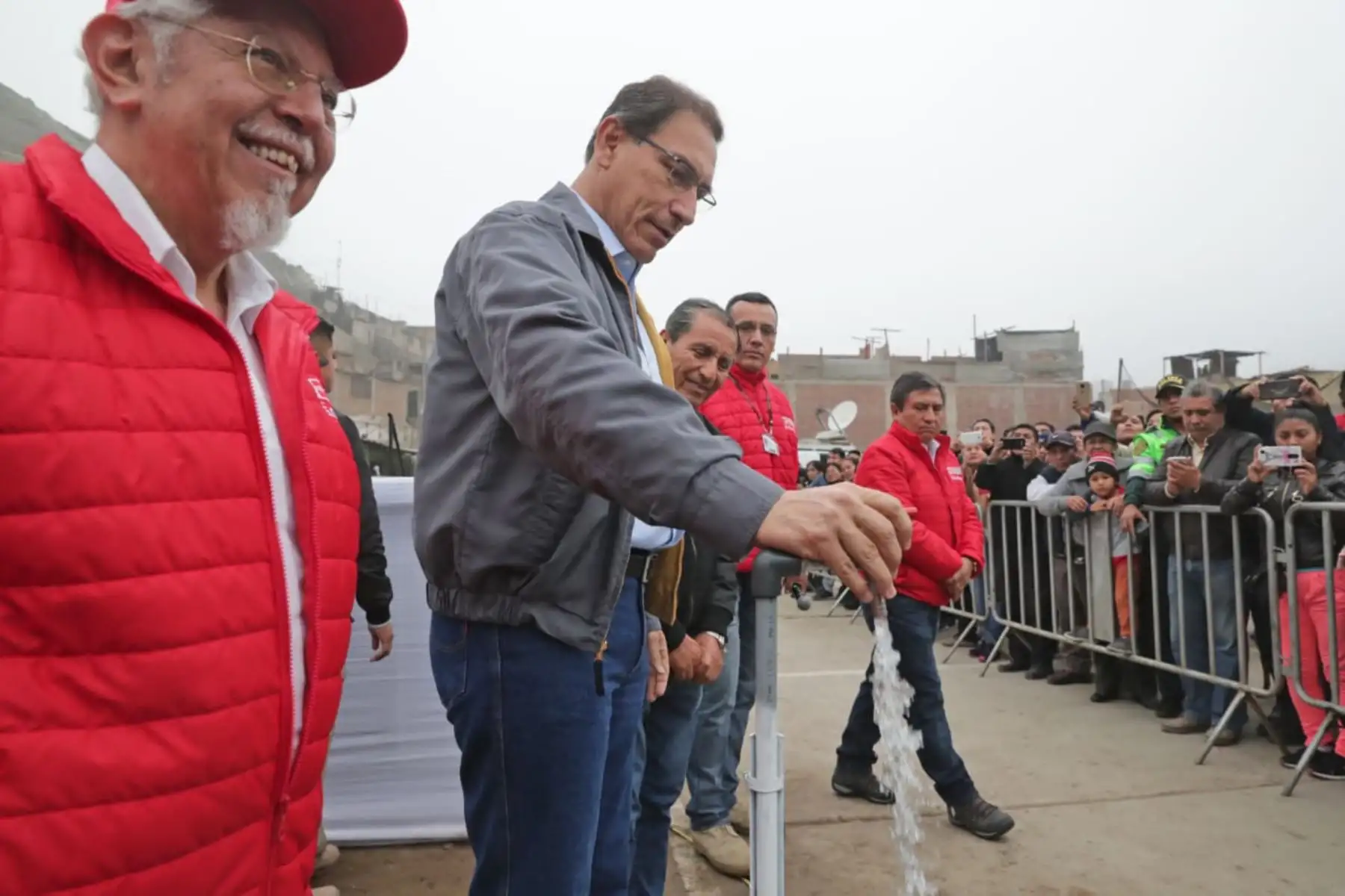 El Presidente de la República, Martín Vizcarra, inaugura las obras de ampliación de los sistemas de agua potable y alcantarillado en el Valle Amauta 3, distrito de Ate. Foto: ANDINA/Prensa Presidencia.